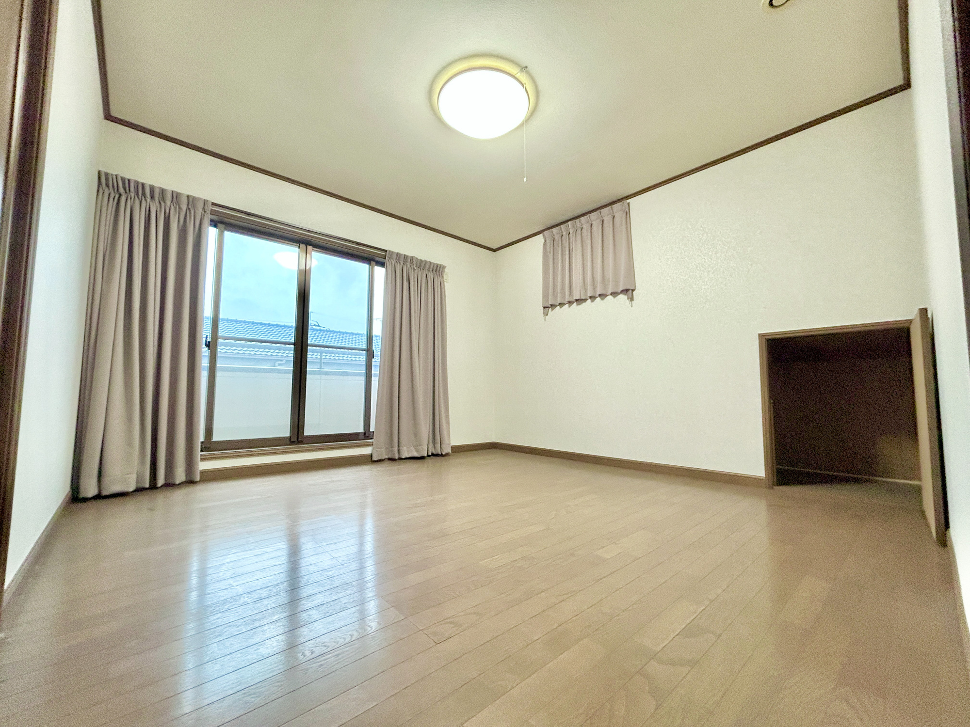 前橋市天川大島町３丁目　中古戸建の寝室|大きな窓からたっぷりと陽光が注がれる明るい空間。家族の成長に対応できる永住仕様の間取り。一日の疲れをいやしてくれる主寝室。時を忘れて過ごす場所として過ごせるお部屋。
