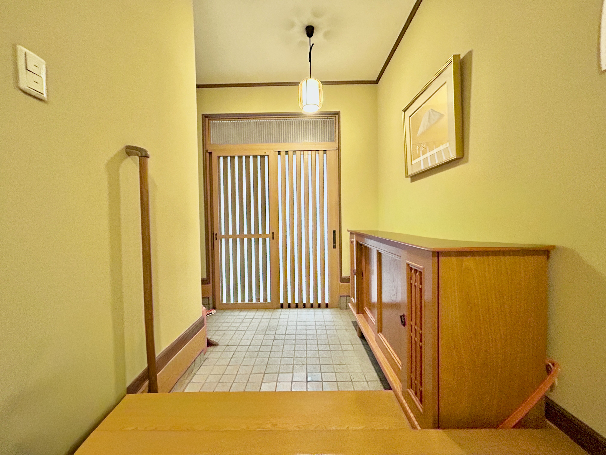 前橋市天川大島町３丁目　中古戸建の内装|住まう人も来客も入った時にワクワクさせてくれるオシャレな玄関♪
収納もたっぷりあるので、靴がたくさんあっても安心！