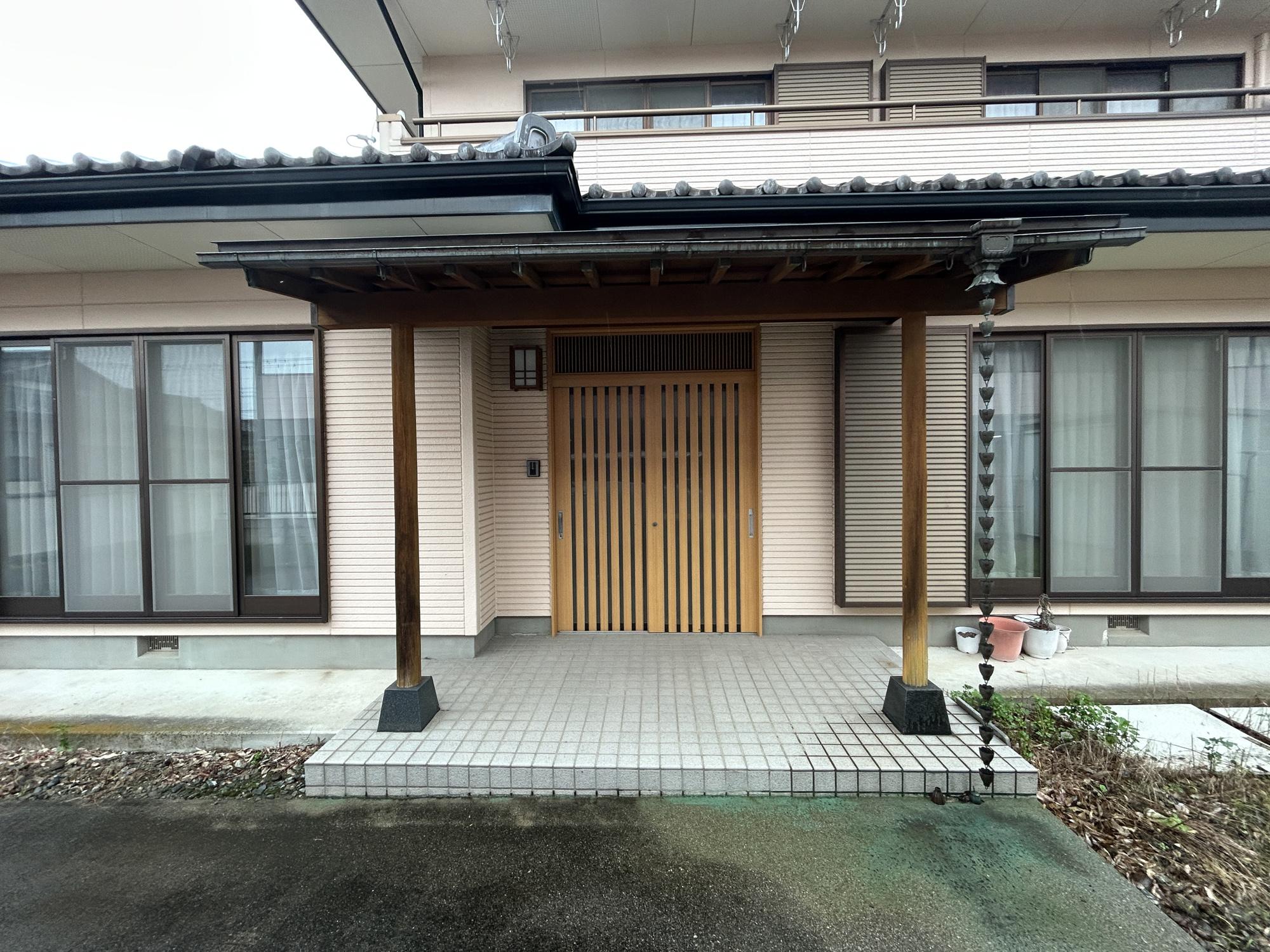 前橋市天川大島町３丁目　中古戸建の玄関|玄関上は屋根があるので雨の心配いらず♪