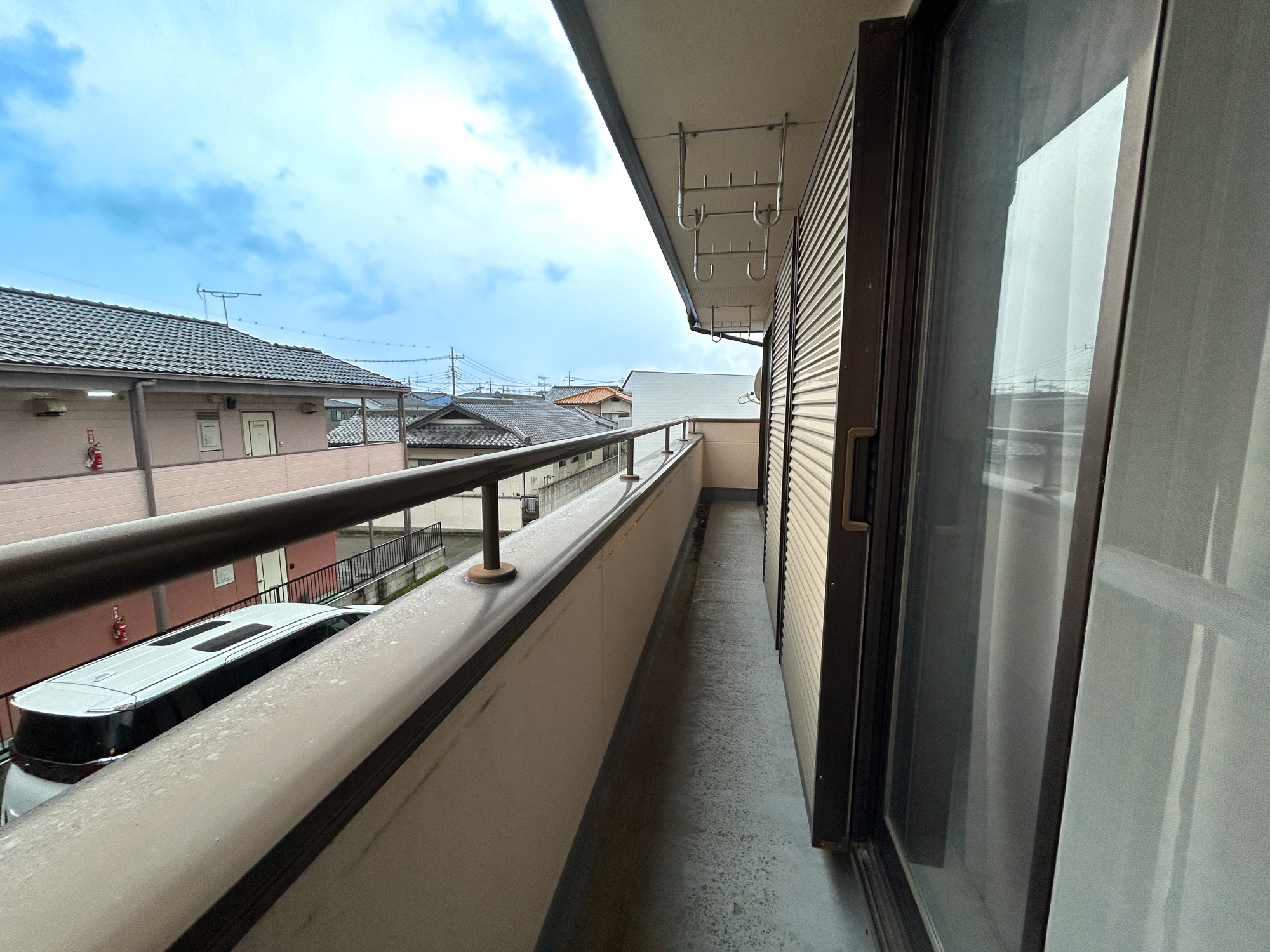 前橋市天川大島町３丁目　中古戸建のバルコニー|南向きで陽当りの良いバルコニーは、物干しセットを追加すれば、一度にたくさんのお洗濯物が干せるのが魅力！バルコニーは洗濯物を干すだけの場所じゃなく、家族のゆとりのある時間を演出するプライベート空間。