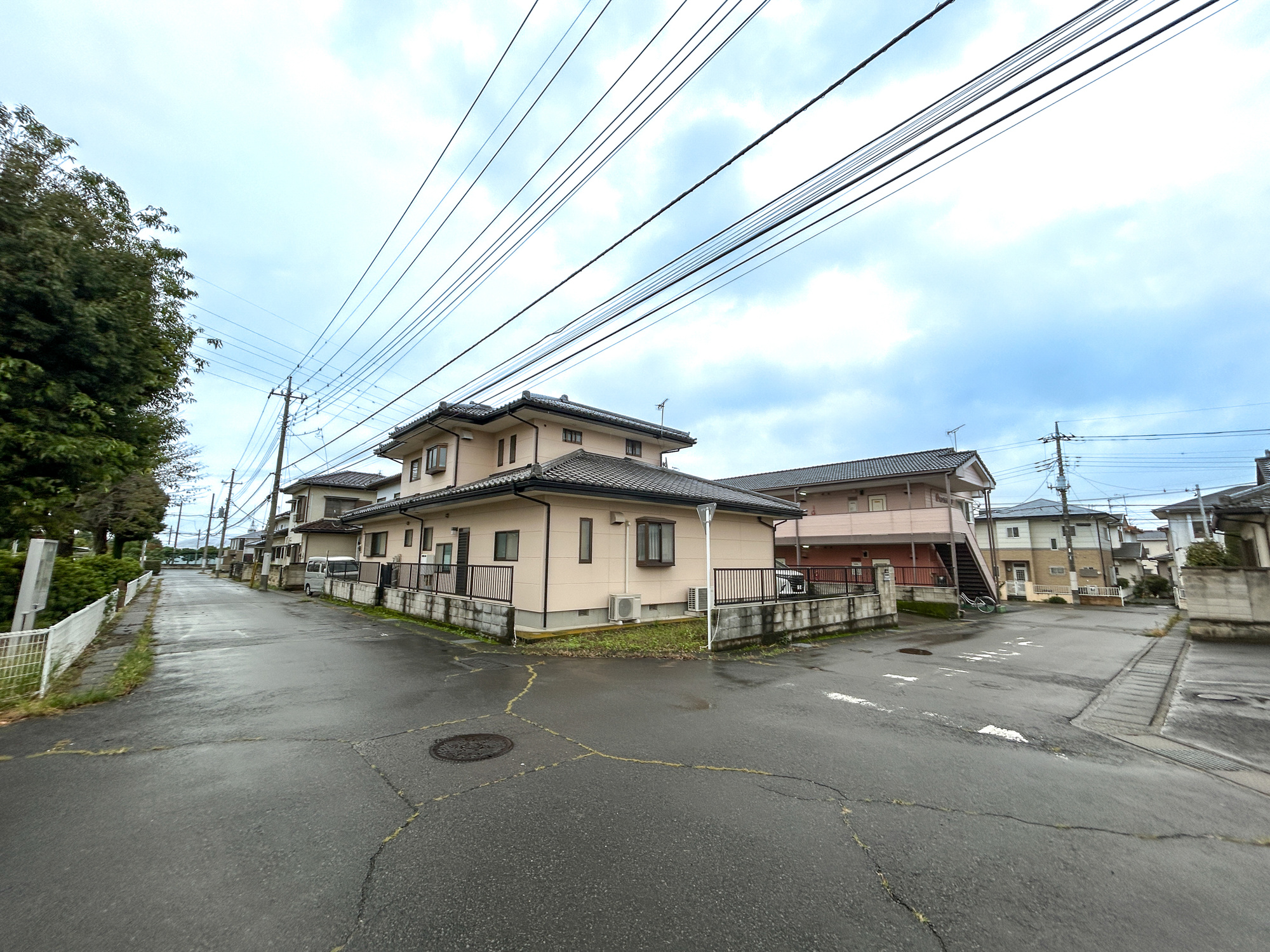 前橋市天川大島町３丁目　中古戸建の前面道路含む現地写真|閑静な住宅地で子育て家族にピッタリ。毎日のお散歩も快適な緑に恵まれたエリアで、自然に包まれた穏やかな暮らしを実現するための、ゆとりある住環境が整っています。

