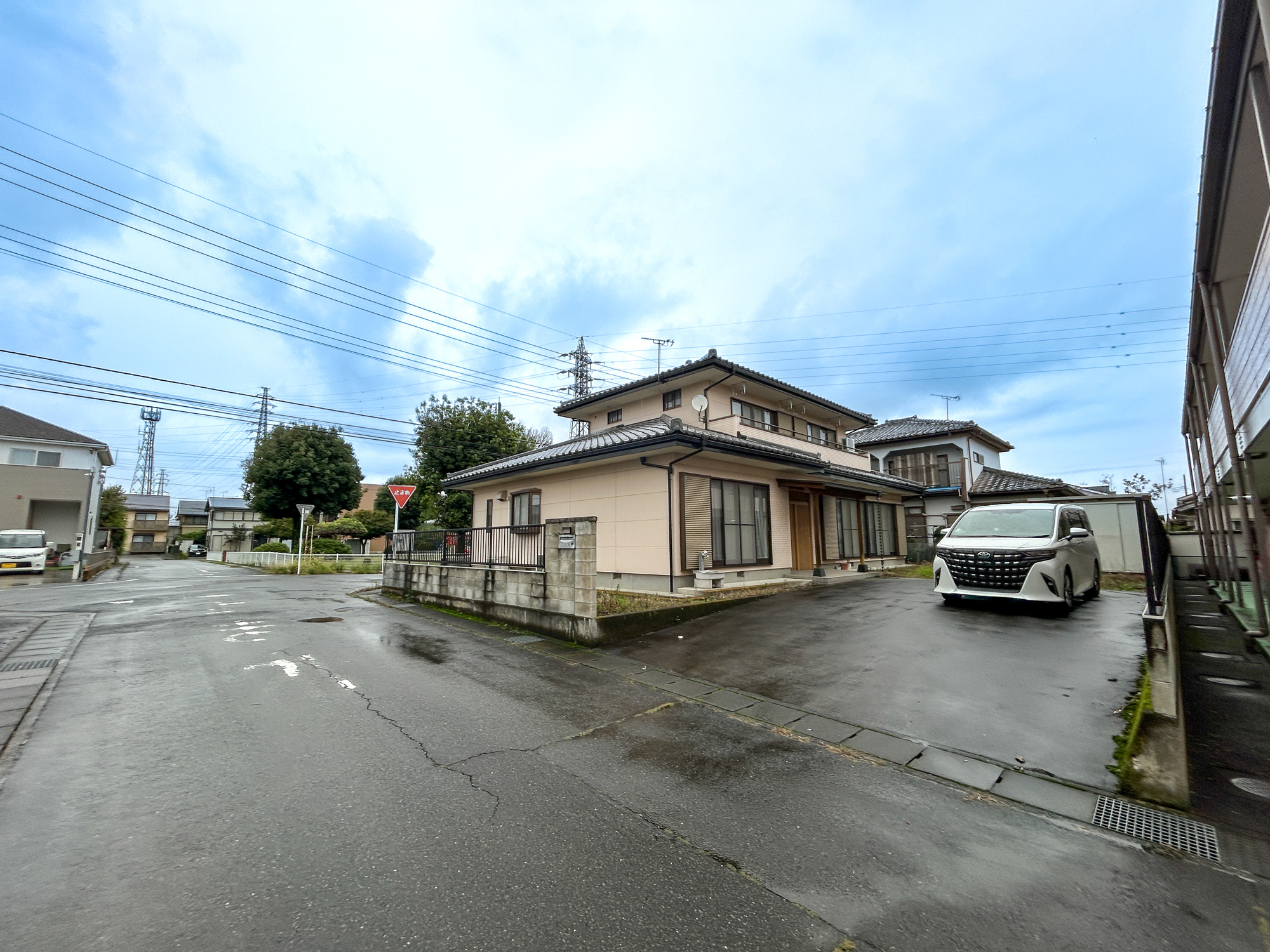 前橋市天川大島町３丁目　中古戸建の前面道路含む現地写真|低層の一戸建てを中心とした街並みが整然と続き、周辺は高い建物が建っていないので、採光や開放性に恵まれ、空が広く緑の多い閑静な趣を感じる環境です。

