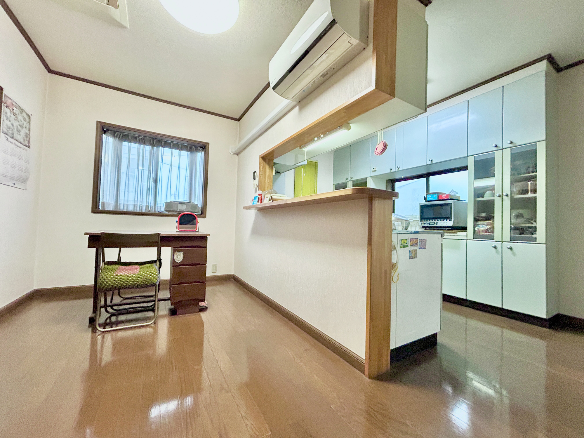 前橋市天川大島町３丁目　中古戸建の居間・リビング|ここにはみんなが集い、食事と楽しい会話が始まる。話に夢中になりすぎて、ついつい時を忘れてしまう。そんな束の間の幸せを感じさせてくれる場所。
