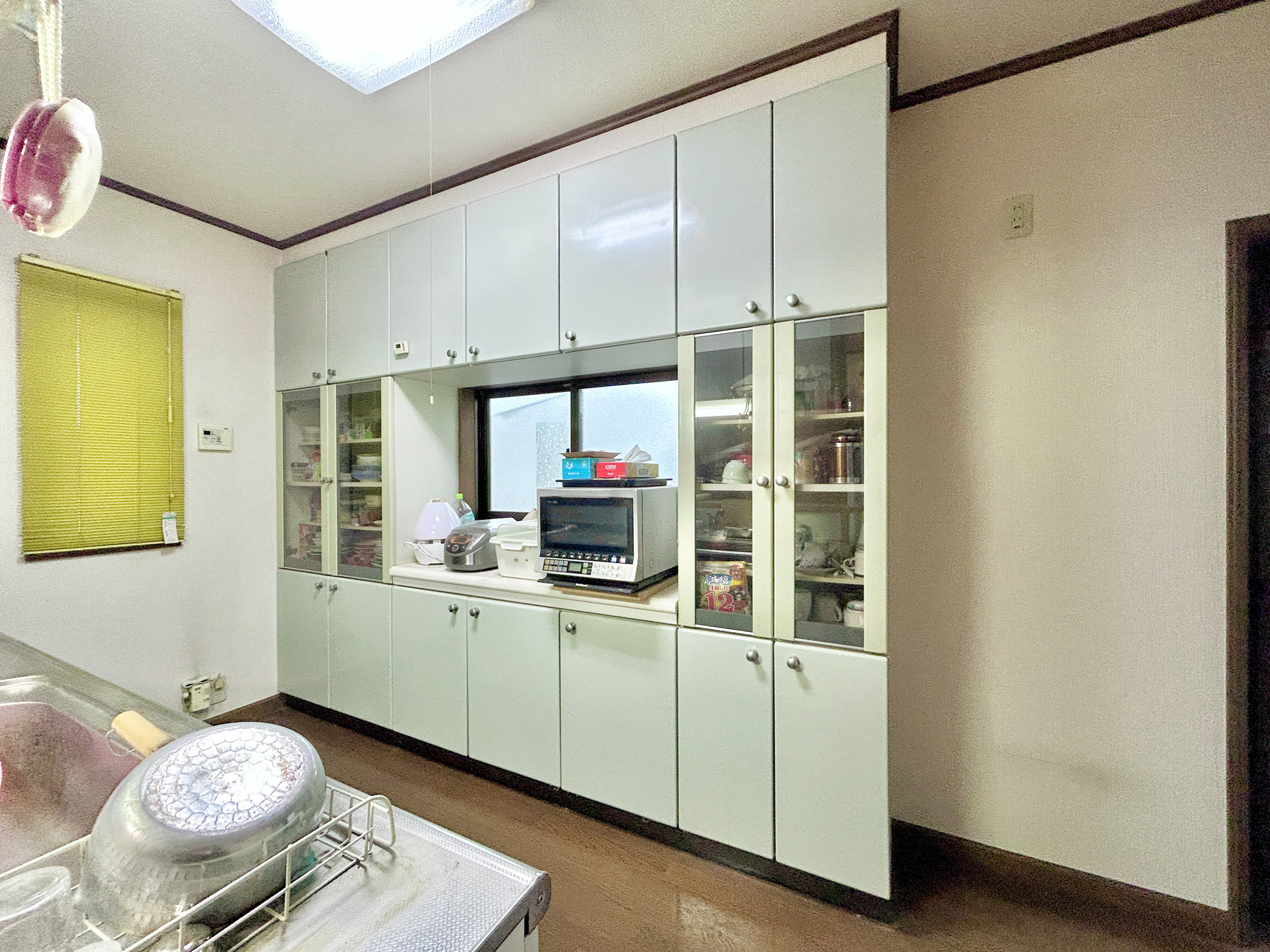 前橋市天川大島町３丁目　中古戸建のキッチン|キッチン後ろにはカップボードとパントリーがついており、たくさんの食器や食材を収納いただくことが可能です！

