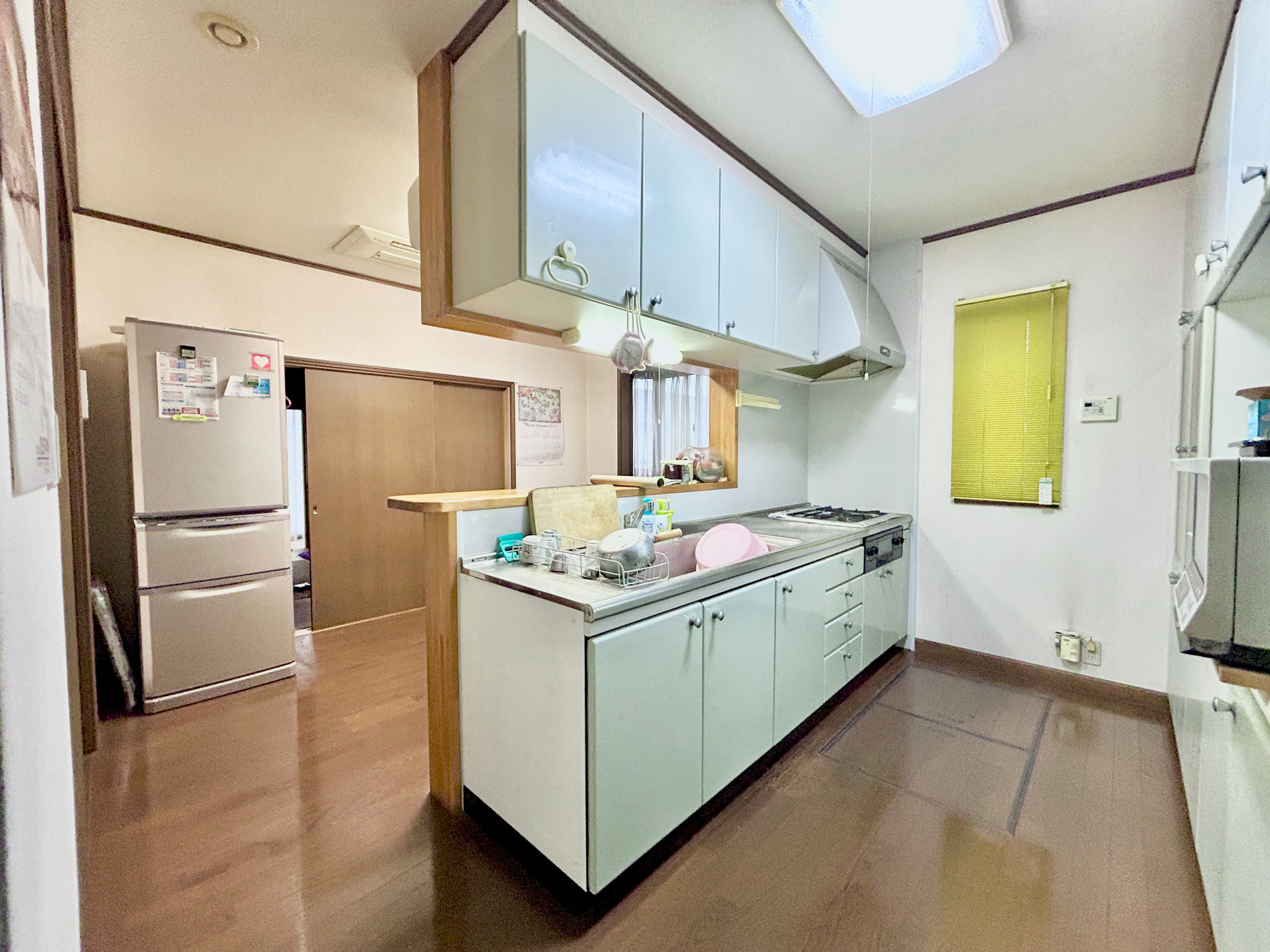 前橋市天川大島町３丁目　中古戸建のキッチン|ダイニングからリビングを見渡せる、見せるキッチン。ダイニングとの空間のつながりが、スペースのゆとりを生み出します♪