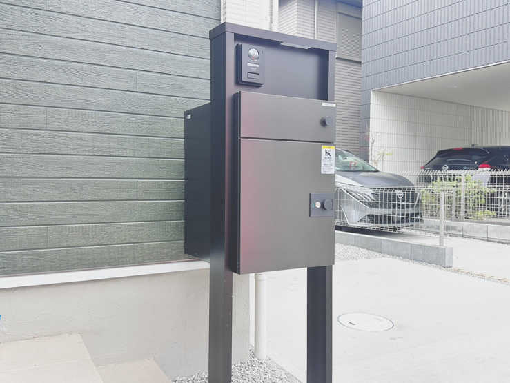 宅配便を無人で受け取れる宅配ボックスを搭載した門柱。時間指定や再配達といった手間を気にせずお荷物を受け取れます。※イメージ