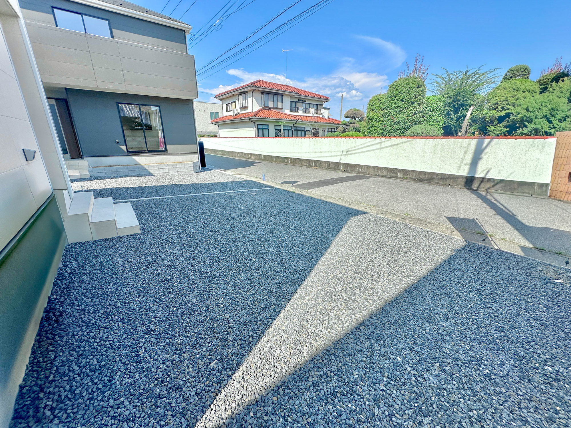 足利市田中町の新築一戸建の駐車場|車庫土間施工、駐車3台可能です(^^♪