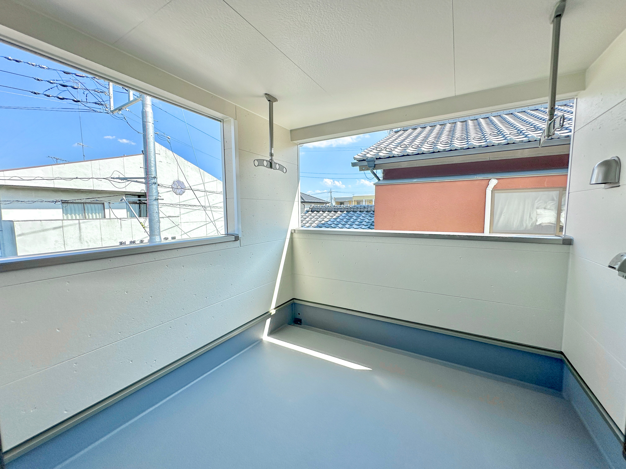 足利市田中町の新築一戸建のバルコニー|インナーバルコニーなので急な雨でも安心♪広々としたバルコニーで日々の洗濯物はもちろん、布団などの大物もたくさん干していただけます♪