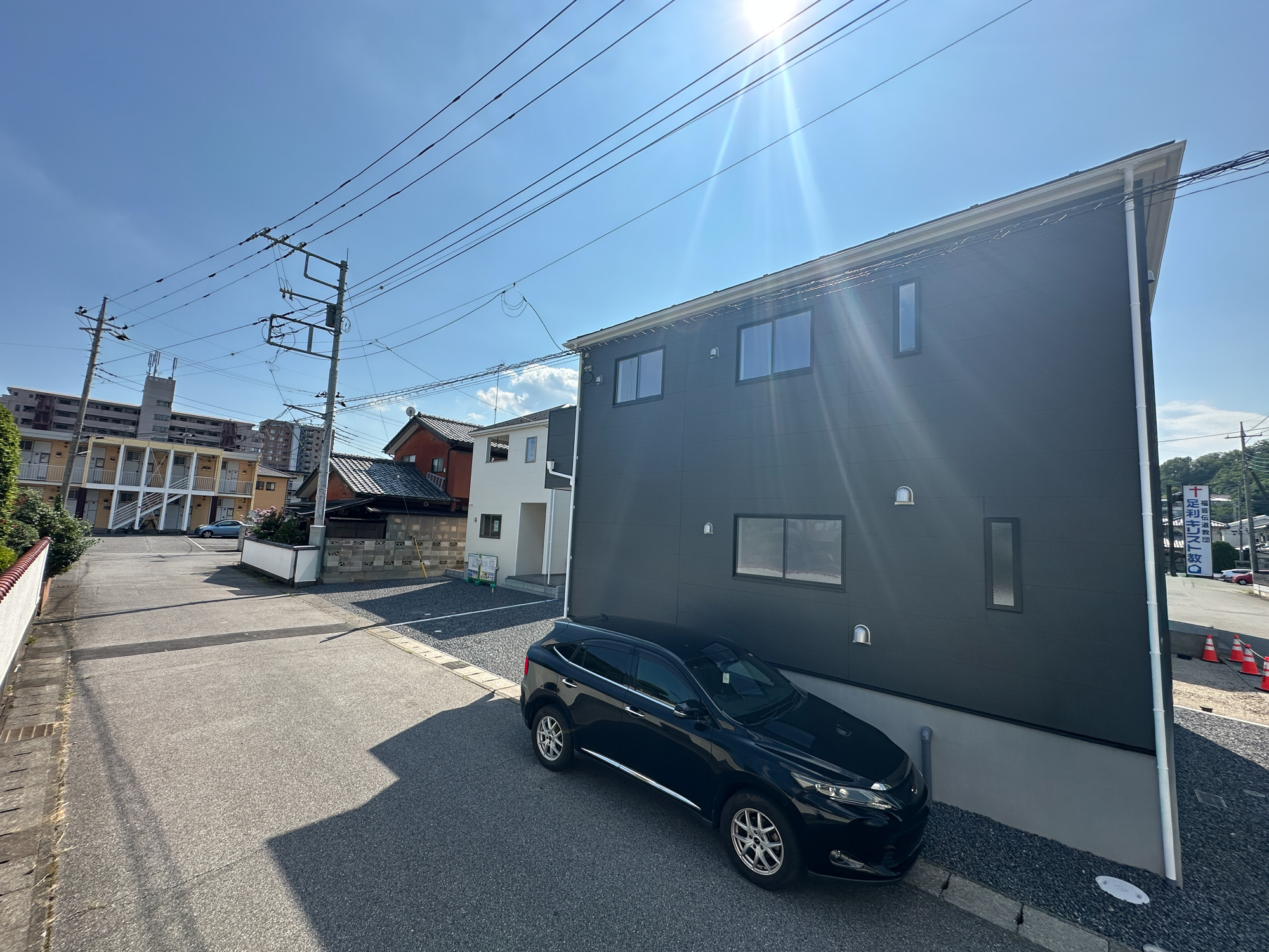 足利市田中町の新築一戸建の前面道路含む現地写真|閑静な住宅地で子育て家族にピッタリ。毎日のお散歩も快適な緑に恵まれたエリアで、自然に包まれた穏やかな暮らしを実現するための、ゆとりある住環境が整っています。

