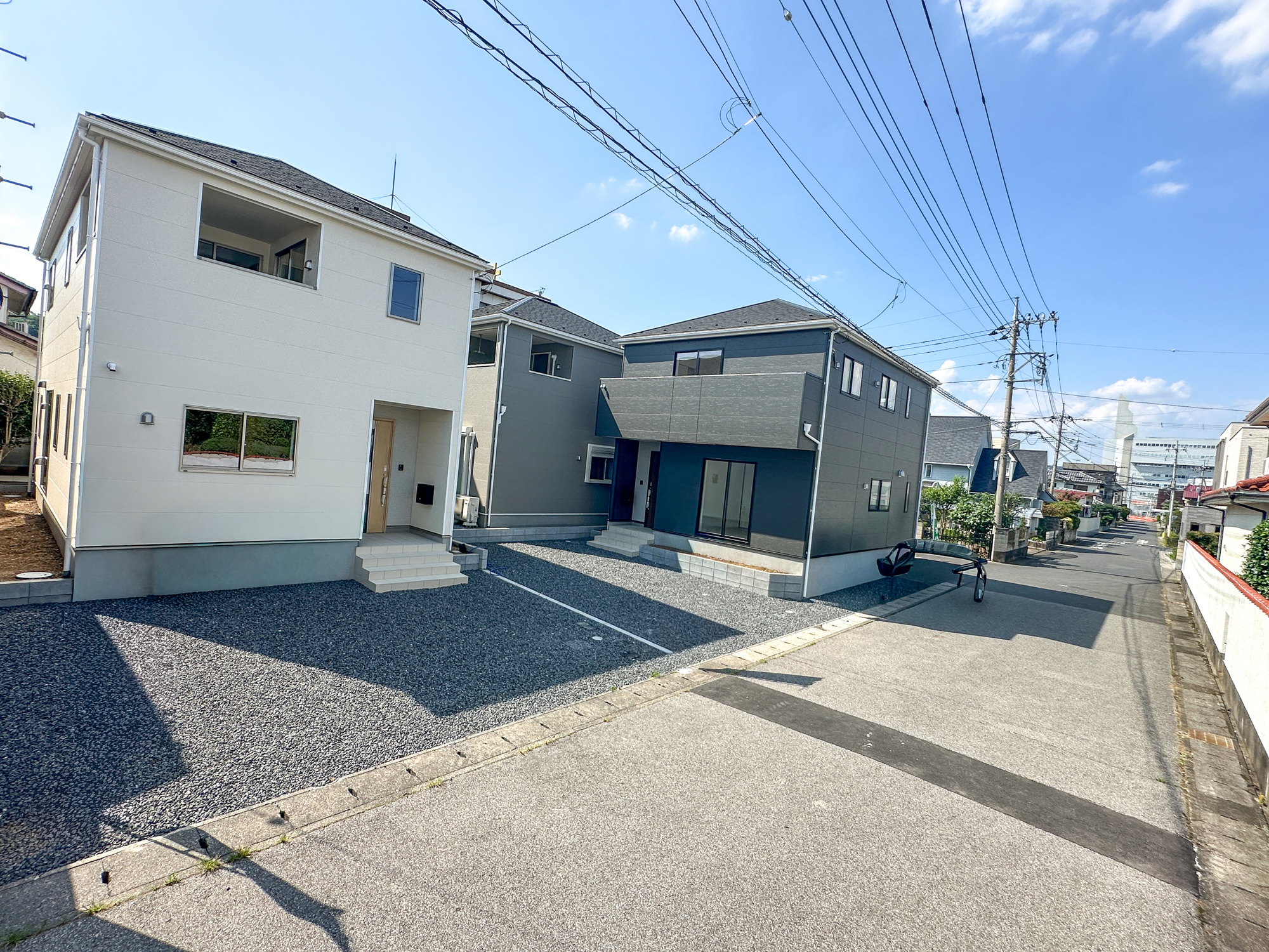 足利市田中町の新築一戸建の前面道路含む現地写真|低層の一戸建てを中心とした街並みが整然と続き、周辺は高い建物が建っていないので、採光や開放性に恵まれ、空が広く緑の多い閑静な趣を感じる環境です。

