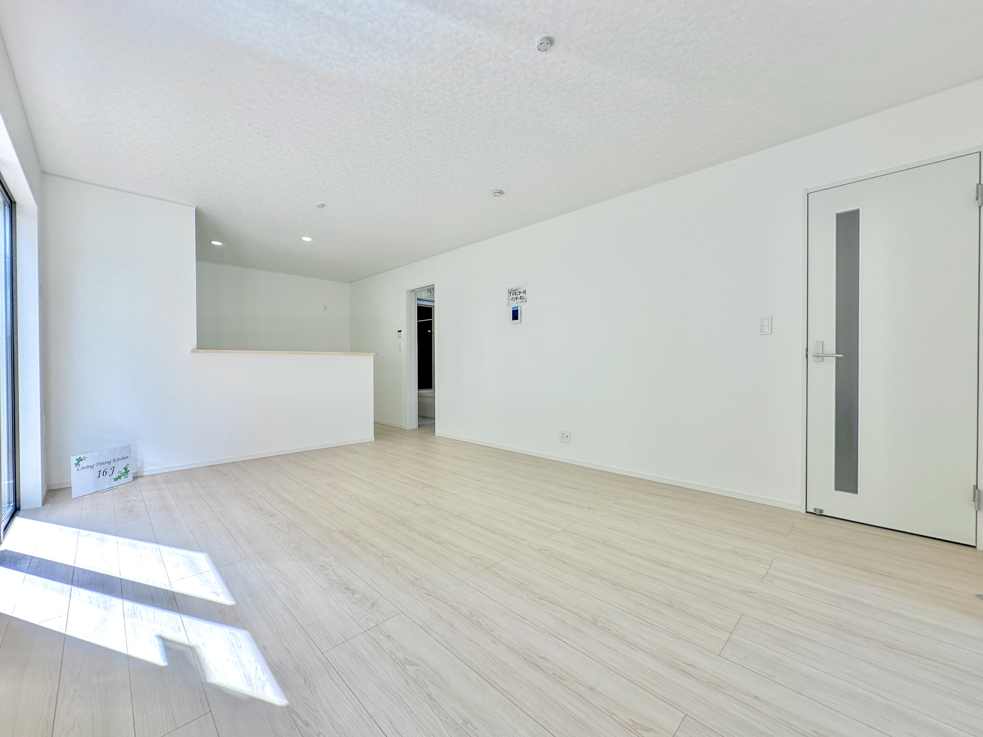 足利市田中町の新築一戸建の居間・リビング|室内にいても、たっぷりの陽光と爽やかな風を感じて頂ける、開放感あふれるリビングです。
ご家族と穏やかに過ごす、心地の良い時間が流れます。