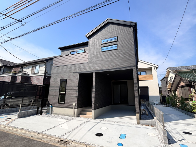 上尾市緑丘５丁目　全３区画　３号棟　　割石の繊細なテクスチャーは、凛とした力強さと堅硬な美しさが魅力。ベーシックなカラーデザインが、ワンランク上の雰囲気を演出します。