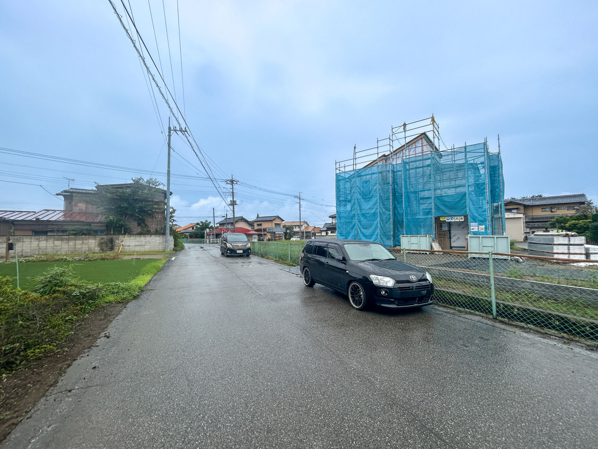 伊勢崎市山王町2期　新築住宅全2棟の前面道路含む現地写真|閑静な住宅地で子育て家族にピッタリ。毎日のお散歩も快適な緑に恵まれたエリアで、自然に包まれた穏やかな暮らしを実現するための、ゆとりある住環境が整っています。

