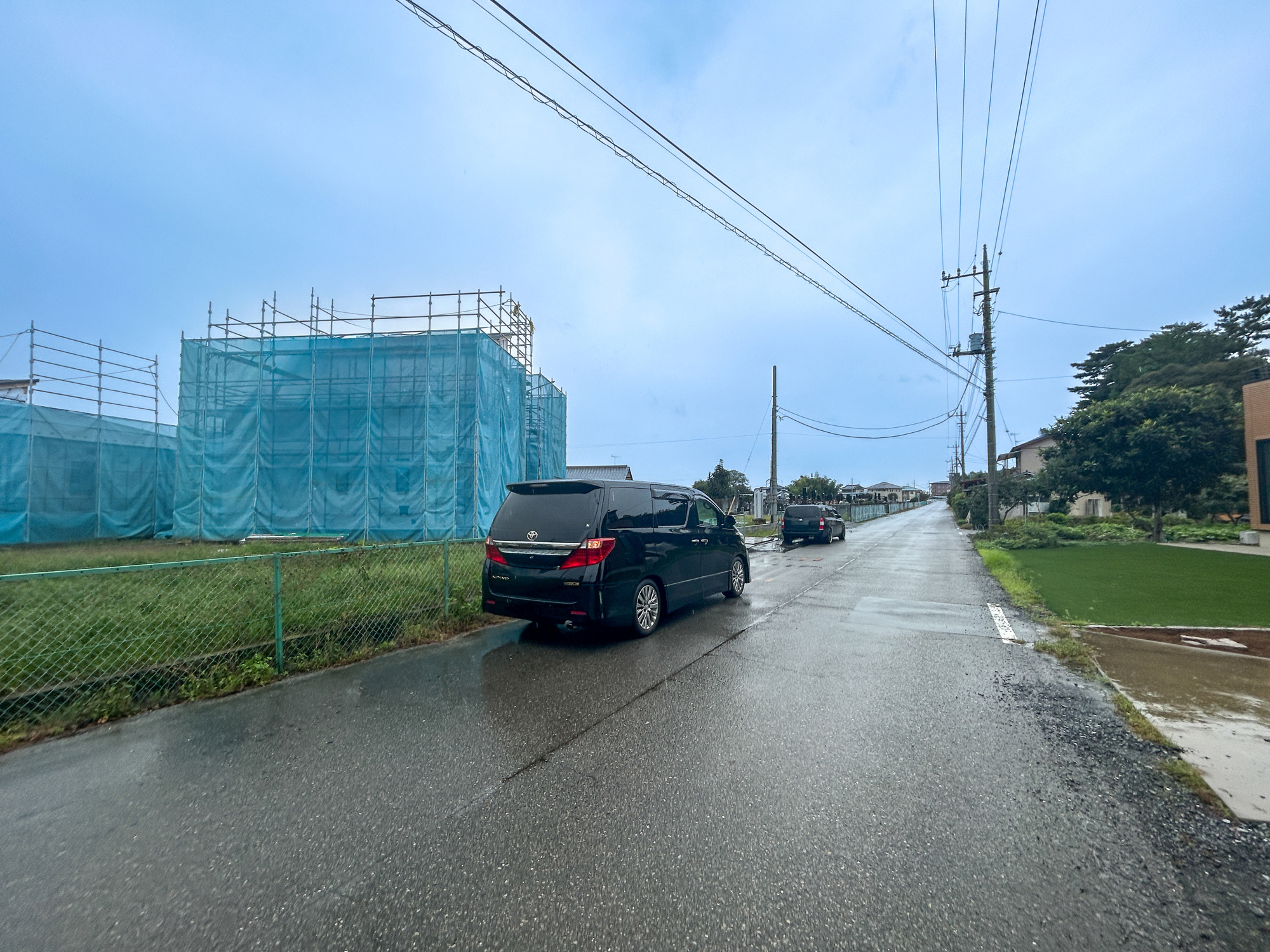 伊勢崎市山王町2期　新築住宅全2棟の前面道路含む現地写真|低層の一戸建てを中心とした街並みが整然と続き、周辺は高い建物が建っていないので、採光や開放性に恵まれ、空が広く緑の多い閑静な趣を感じる環境です。

