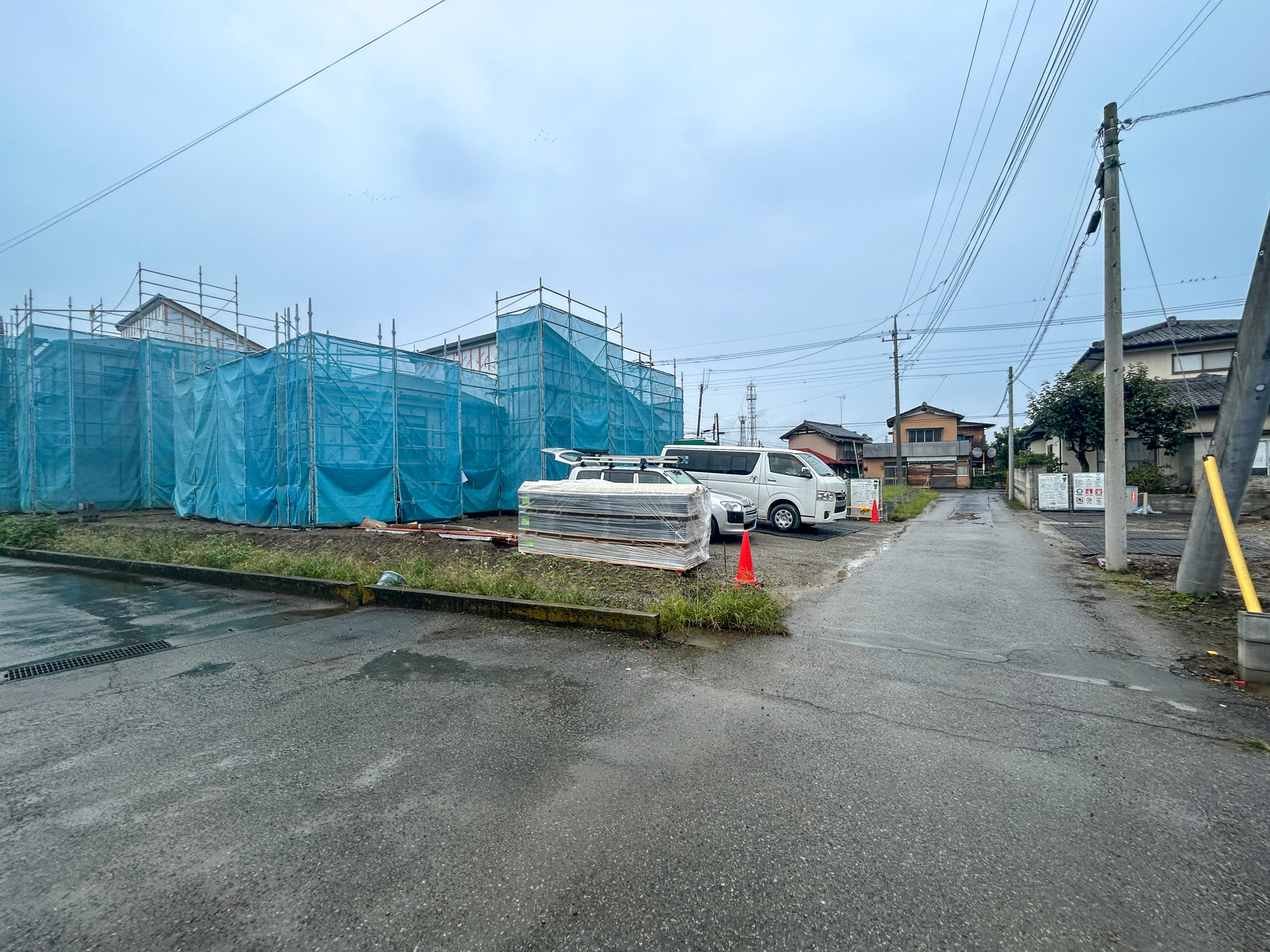 伊勢崎市山王町2期　新築住宅全2棟の前面道路含む現地写真|閑静な住宅地で子育て家族にピッタリ。毎日のお散歩も快適な緑に恵まれたエリアで、自然に包まれた穏やかな暮らしを実現するための、ゆとりある住環境が整っています。

