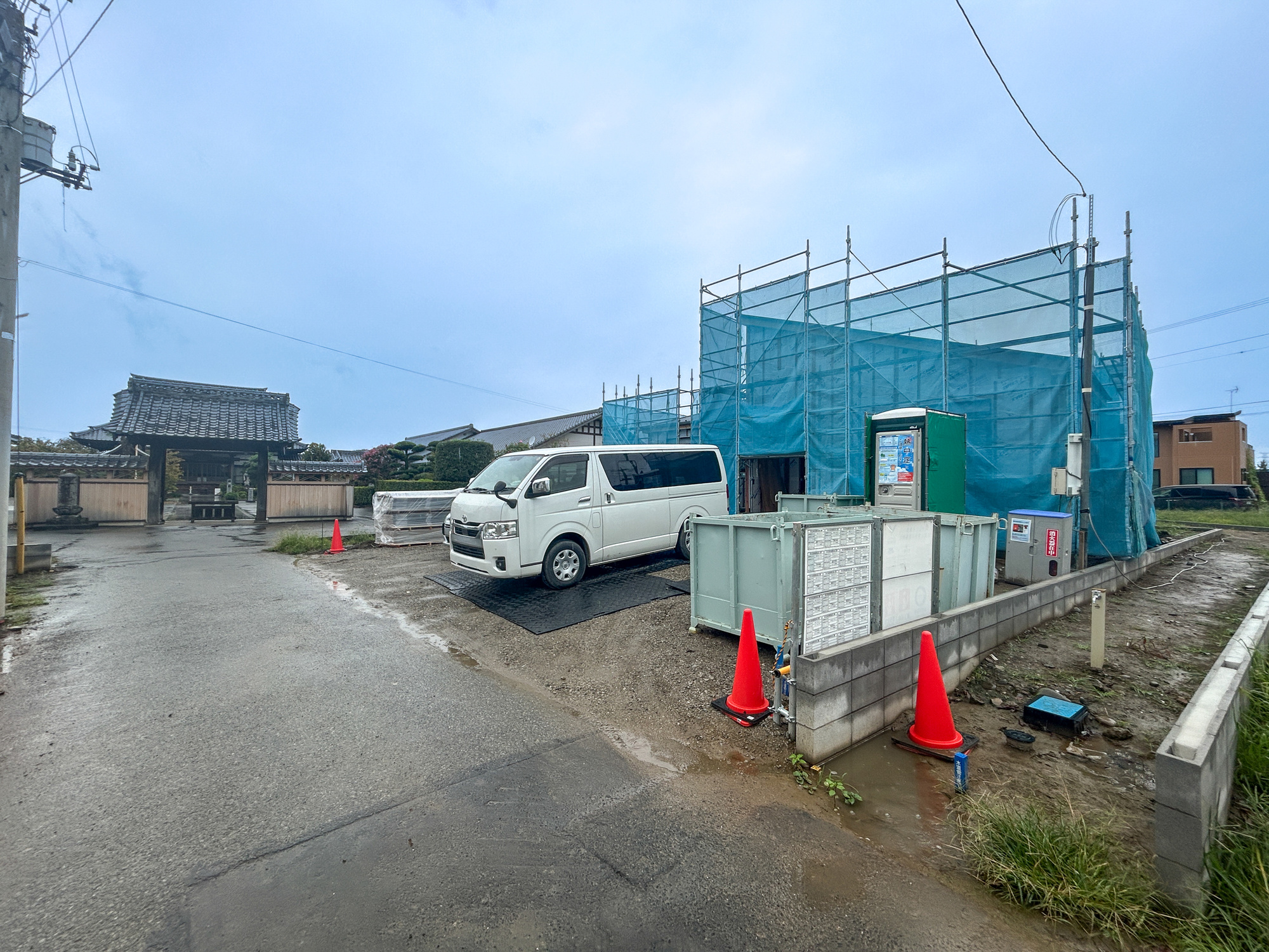 伊勢崎市山王町2期　新築住宅全2棟の前面道路含む現地写真|低層の一戸建てを中心とした街並みが整然と続き、周辺は高い建物が建っていないので、採光や開放性に恵まれ、空が広く緑の多い閑静な趣を感じる環境です。

