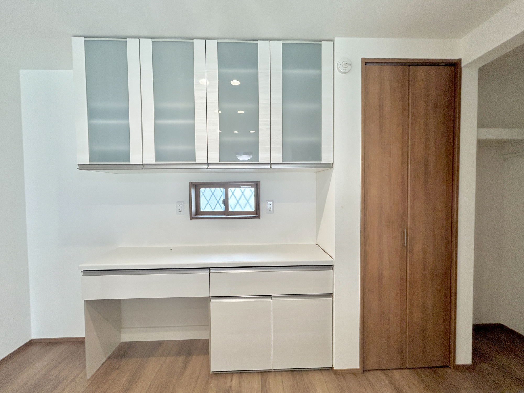 伊勢崎市戸谷塚町　中古住宅の収納|キッチン後ろにはカップボードがついており、たくさんの食器や食材を収納いただくことが可能です！