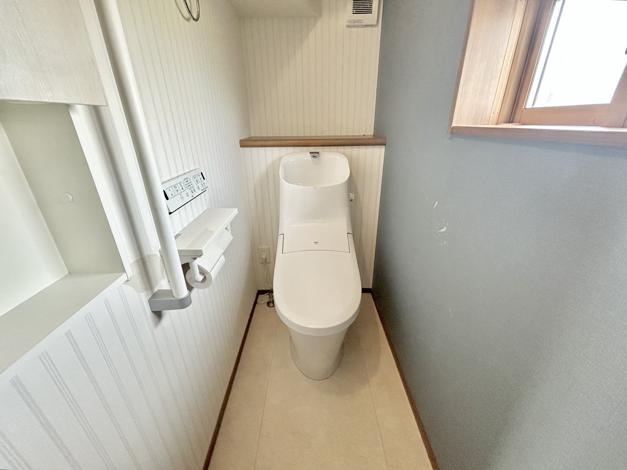 伊勢崎市戸谷塚町　中古住宅のトイレ|節水型でエコなトイレには、今では当たり前の洗浄付き。便座を温める機能もついていて、居心地良くてトイレから出られなくなるかも！換気用に換気扇はもちろん、窓も着いているので常に快適ですね♪