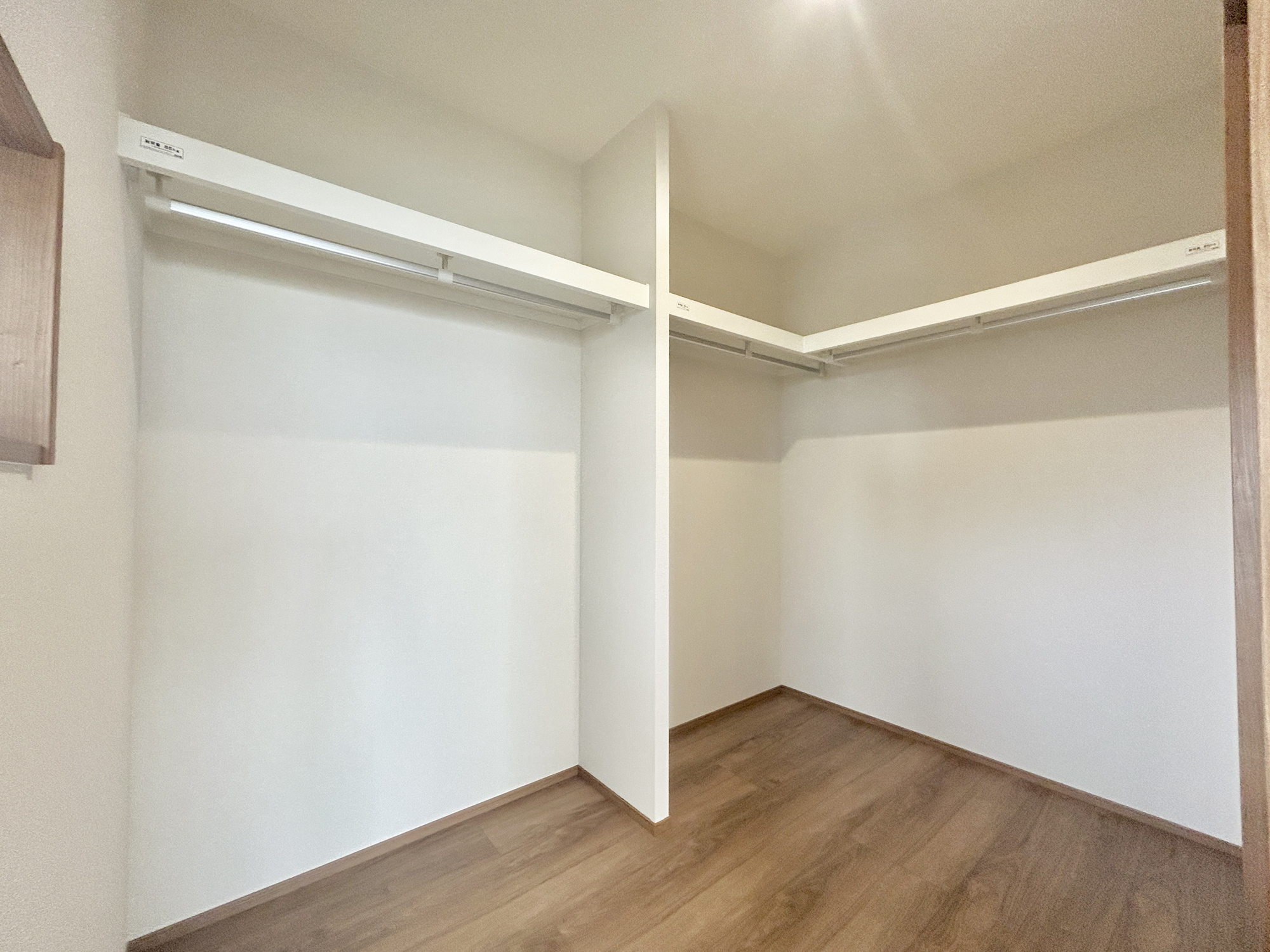 伊勢崎市戸谷塚町　中古住宅の収納|たくさんのお洋服が入る、ウォークインクローゼット。
お洋服以外にも掃除機やスーツケースなどを一箇所に集約できるのが魅力です♪
収納ケースを置かなくていいのでお部屋の見た目にもスッキリ！