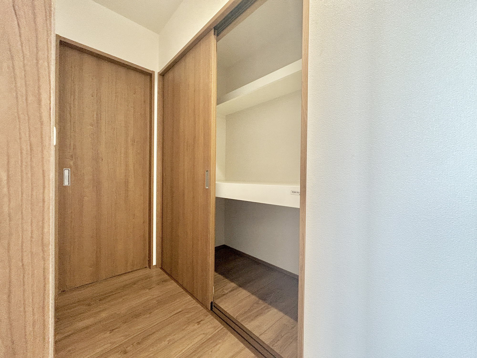 伊勢崎市戸谷塚町　中古住宅の収納|レイアウトを自由自在にカスタマイズ出来る機能的な収納が魅力！
可動棚を設置するもよし、アルミラックを設置するもよし、収納ボックスなどを配置して使えば、多様な使い方が出来、収納の幅が広がります！