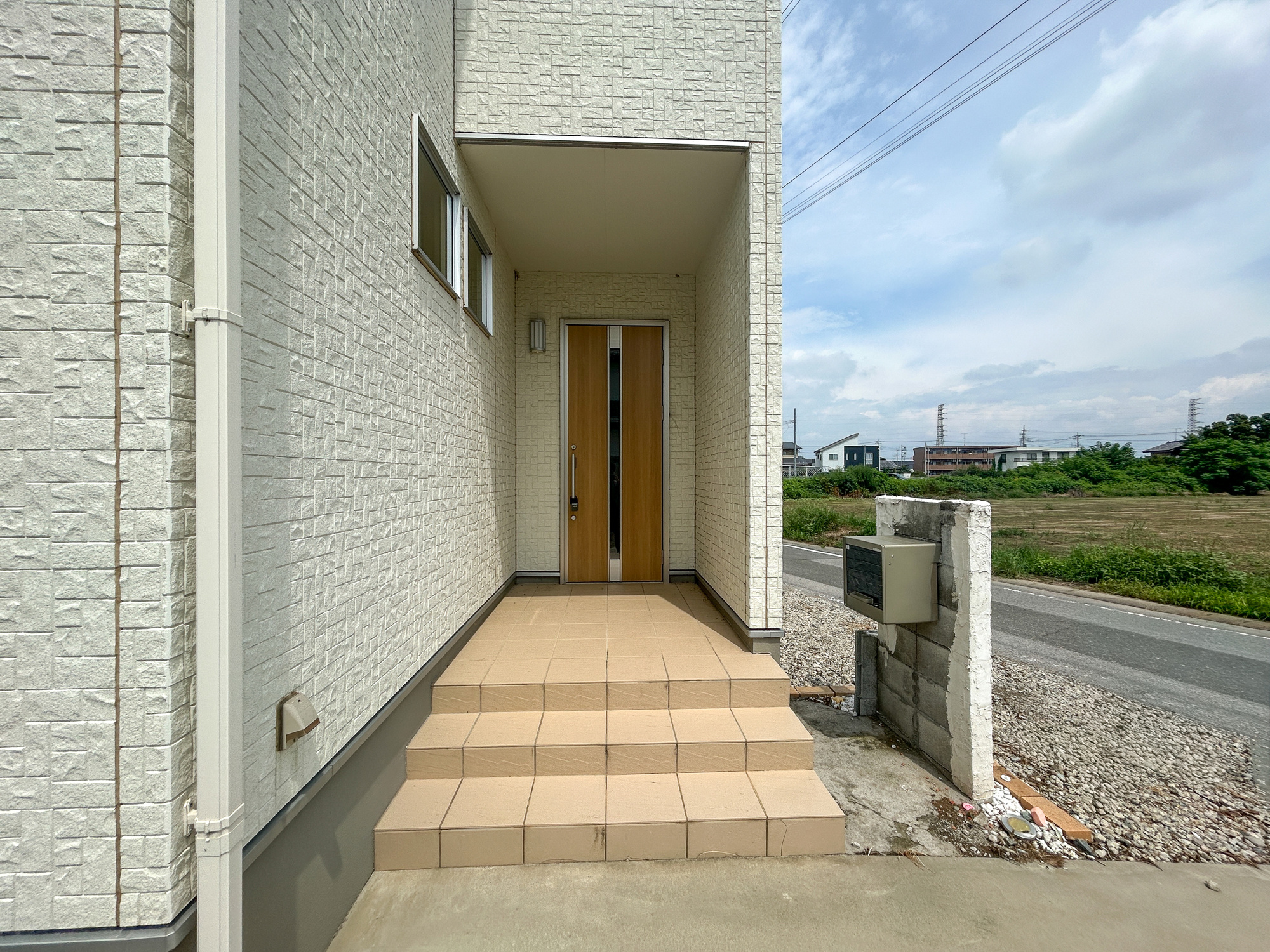 伊勢崎市戸谷塚町　中古住宅の玄関|玄関上は屋根があるので雨の心配いらず♪