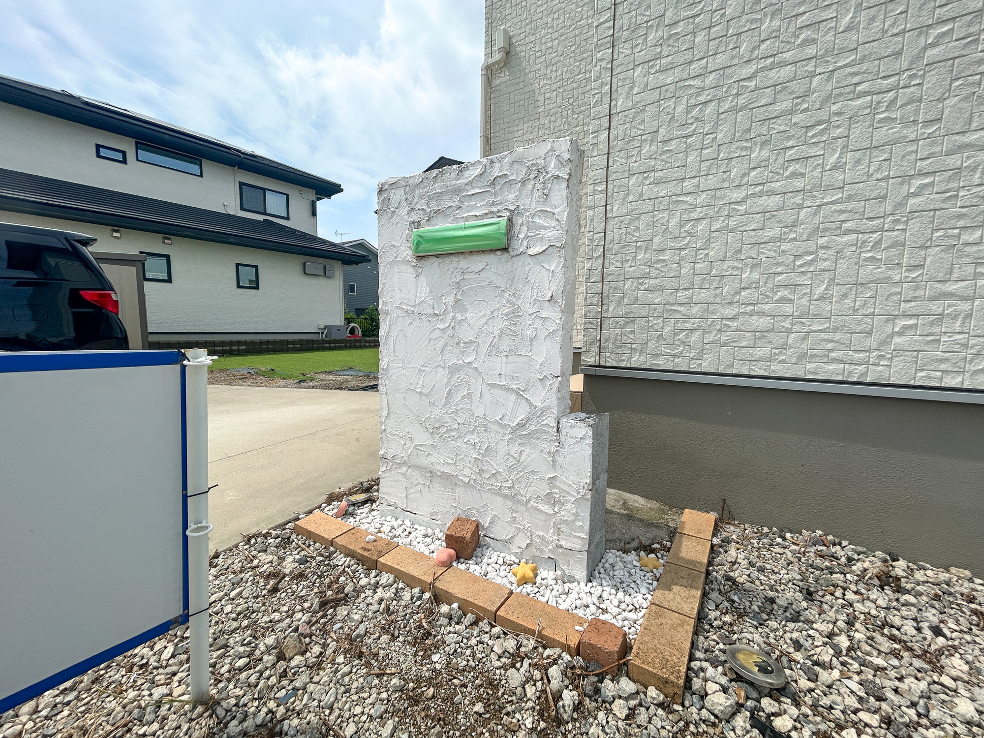 伊勢崎市戸谷塚町　中古住宅の設備|玄関わきに設置された郵便ポスト。玄関近くで取り出しにお庭まで行かずとも取れますね。