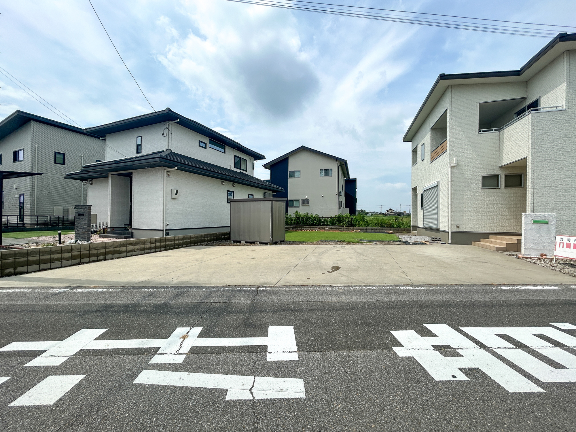伊勢崎市戸谷塚町　中古住宅の駐車場|駐車場は全面アスファルト施工済みでお手入れ不要です(^^♪