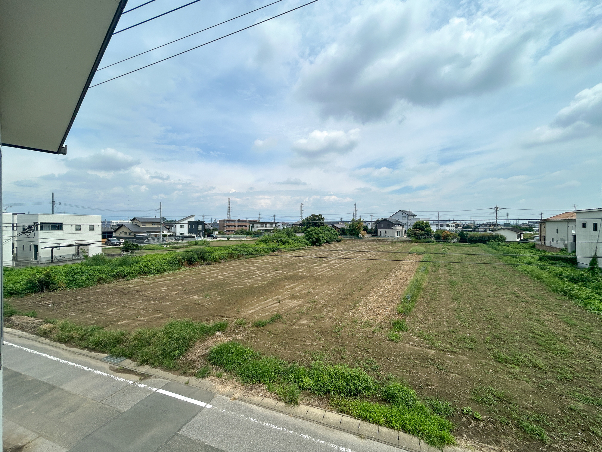 伊勢崎市戸谷塚町　中古住宅の展望|低層の一戸建てを中心とした街並みが整然と続き、周辺は高い建物が建っていないので、採光や開放性に恵まれ、空が広く緑の多い閑静な趣を感じる環境です。