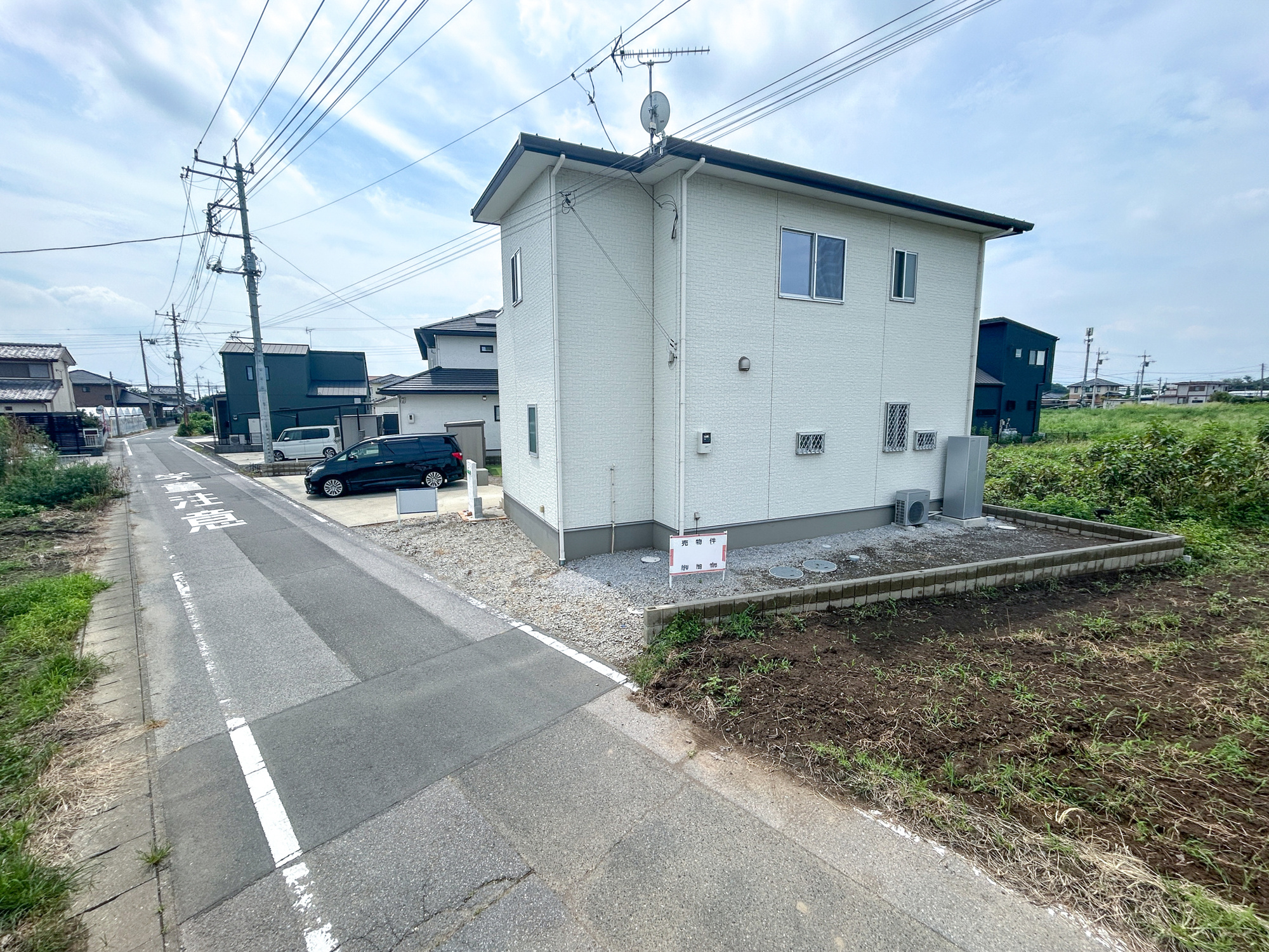 伊勢崎市戸谷塚町　中古住宅の前面道路含む現地写真|低層の一戸建てを中心とした街並みが整然と続き、周辺は高い建物が建っていないので、採光や開放性に恵まれ、空が広く緑の多い閑静な趣を感じる環境です。

