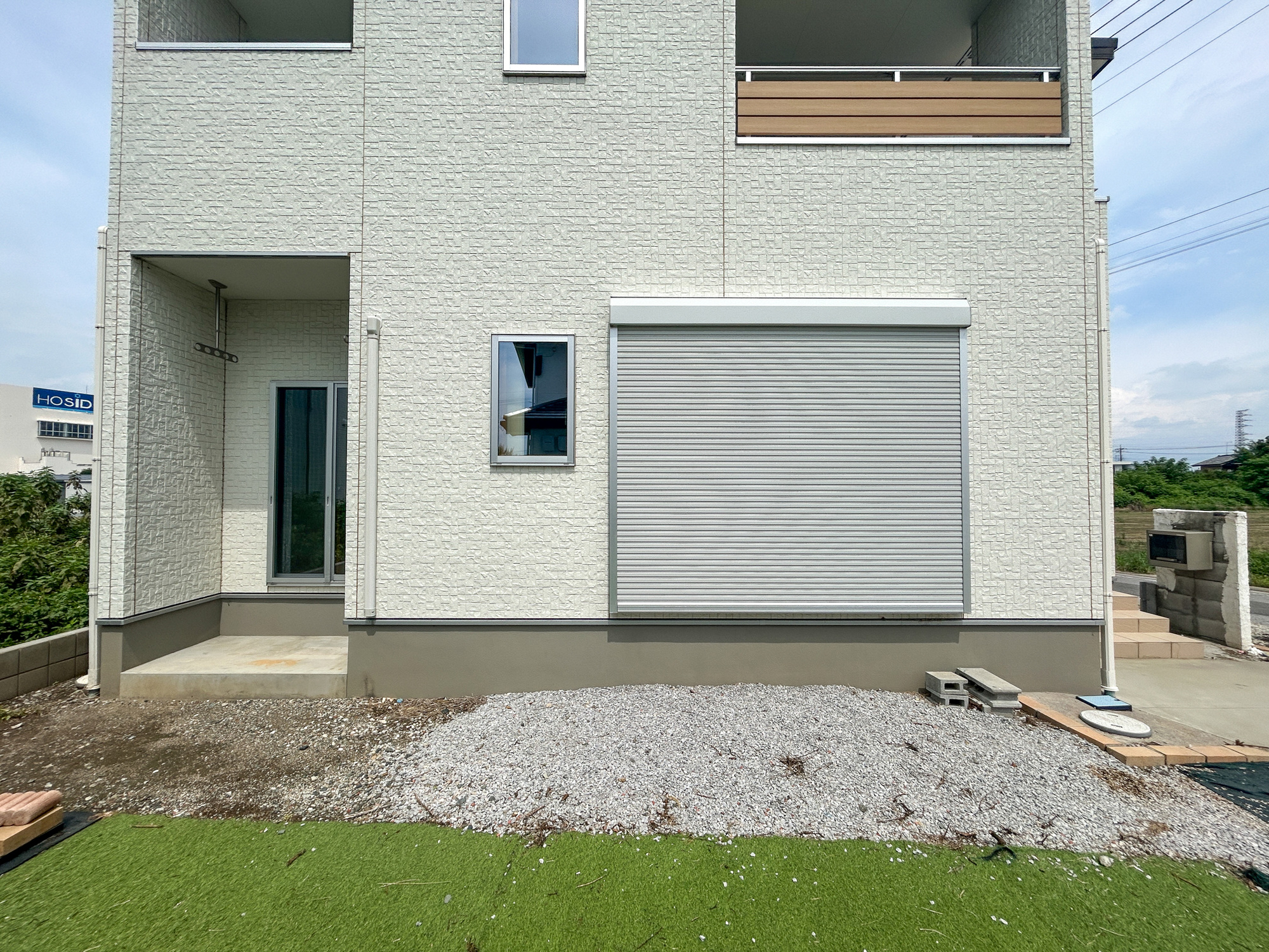 伊勢崎市戸谷塚町　中古住宅の防犯設備|防風、防犯、防音、断熱と様々な効果を発揮するシャッター付きです♪