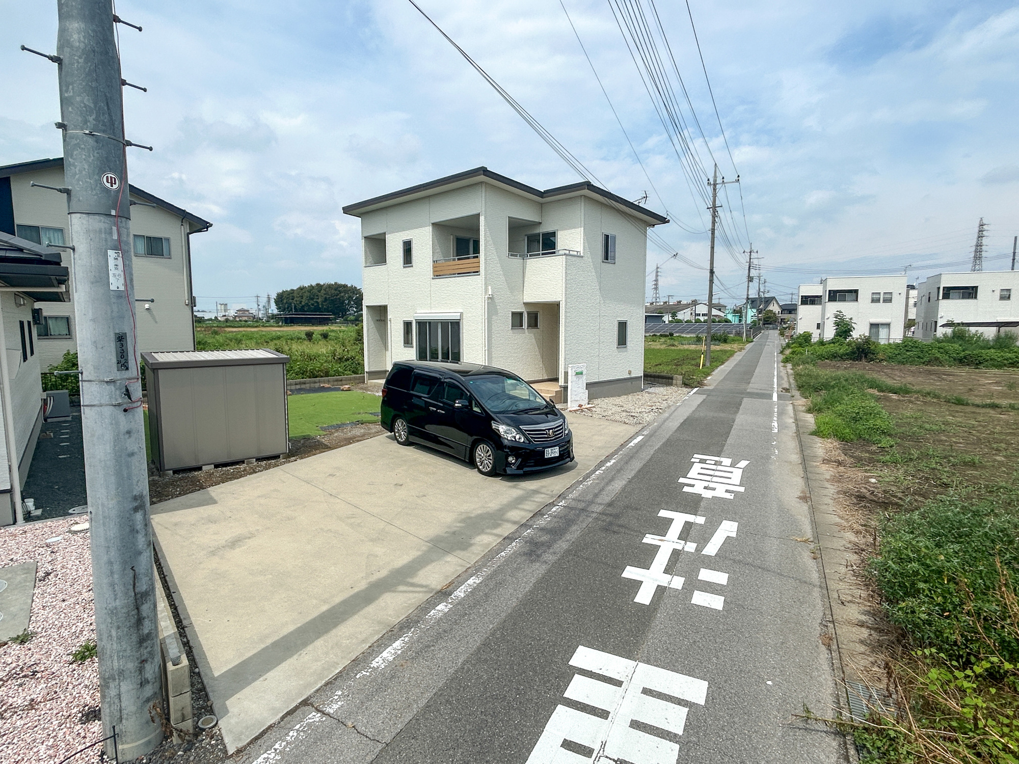 伊勢崎市戸谷塚町　中古住宅の前面道路含む現地写真|閑静な住宅地で子育て家族にピッタリ。毎日のお散歩も快適な緑に恵まれたエリアで、自然に包まれた穏やかな暮らしを実現するための、ゆとりある住環境が整っています。

