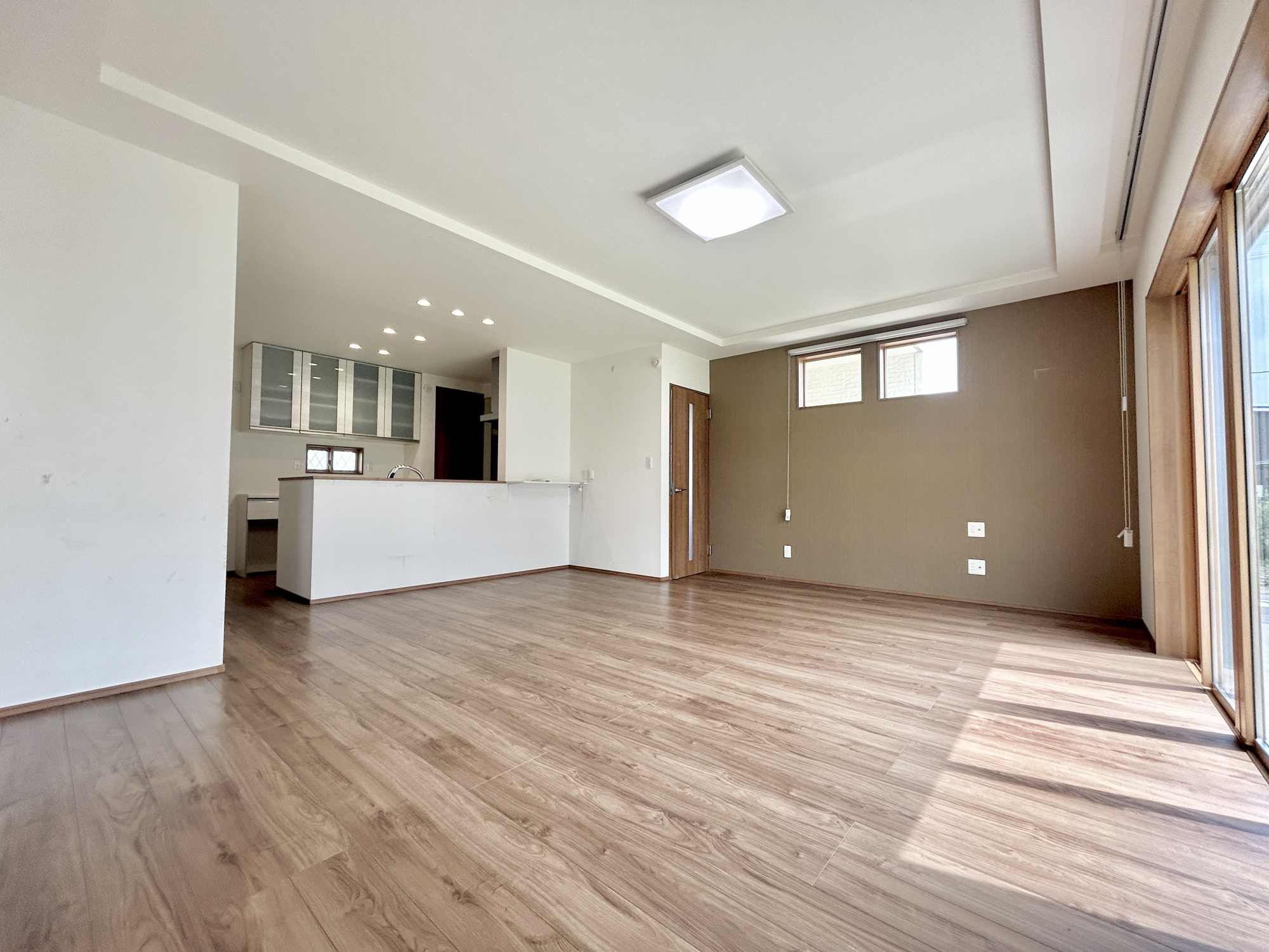 伊勢崎市戸谷塚町　中古住宅の居間・リビング|オープンな空間を生み出す、こだわりの広がりとゆとり。家族と過ごす時間を大切にしたい方にぴったりの明るくゆとりある住空間です。南側の窓からの日差しがリビングの隅々までしっかりと届きます！ 