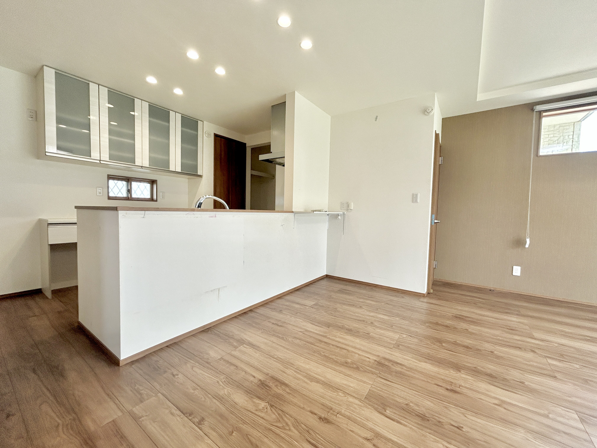 伊勢崎市戸谷塚町　中古住宅の居間・リビング|ここにはみんなが集い、食事と楽しい会話が始まる。話に夢中になりすぎて、ついつい時を忘れてしまう。そんな束の間の幸せを感じさせてくれる場所。