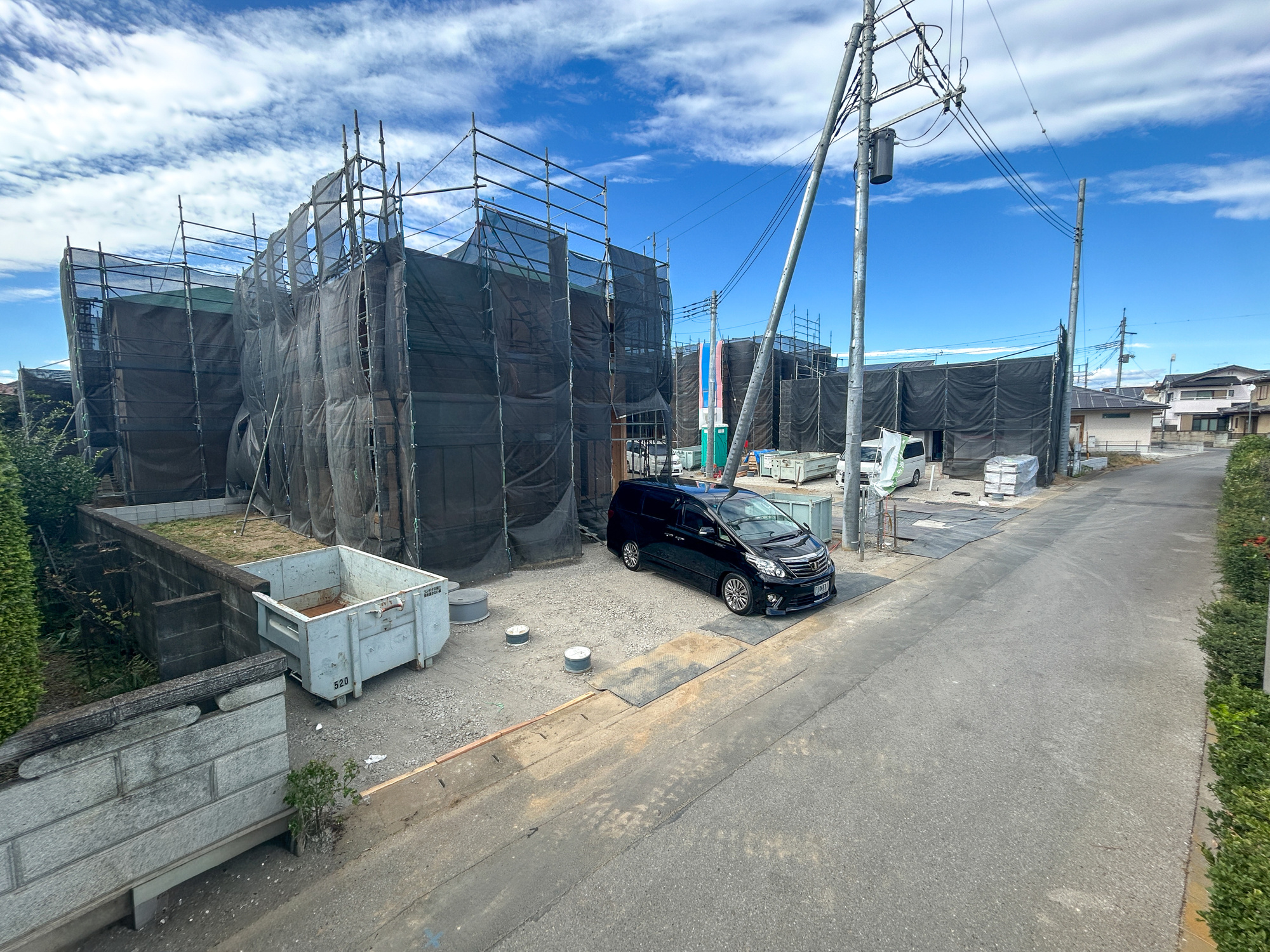 伊勢崎市豊城町第2　新築住宅全6棟の前面道路含む現地写真|閑静な住宅地で子育て家族にピッタリ。毎日のお散歩も快適な緑に恵まれたエリアで、自然に包まれた穏やかな暮らしを実現するための、ゆとりある住環境が整っています。

