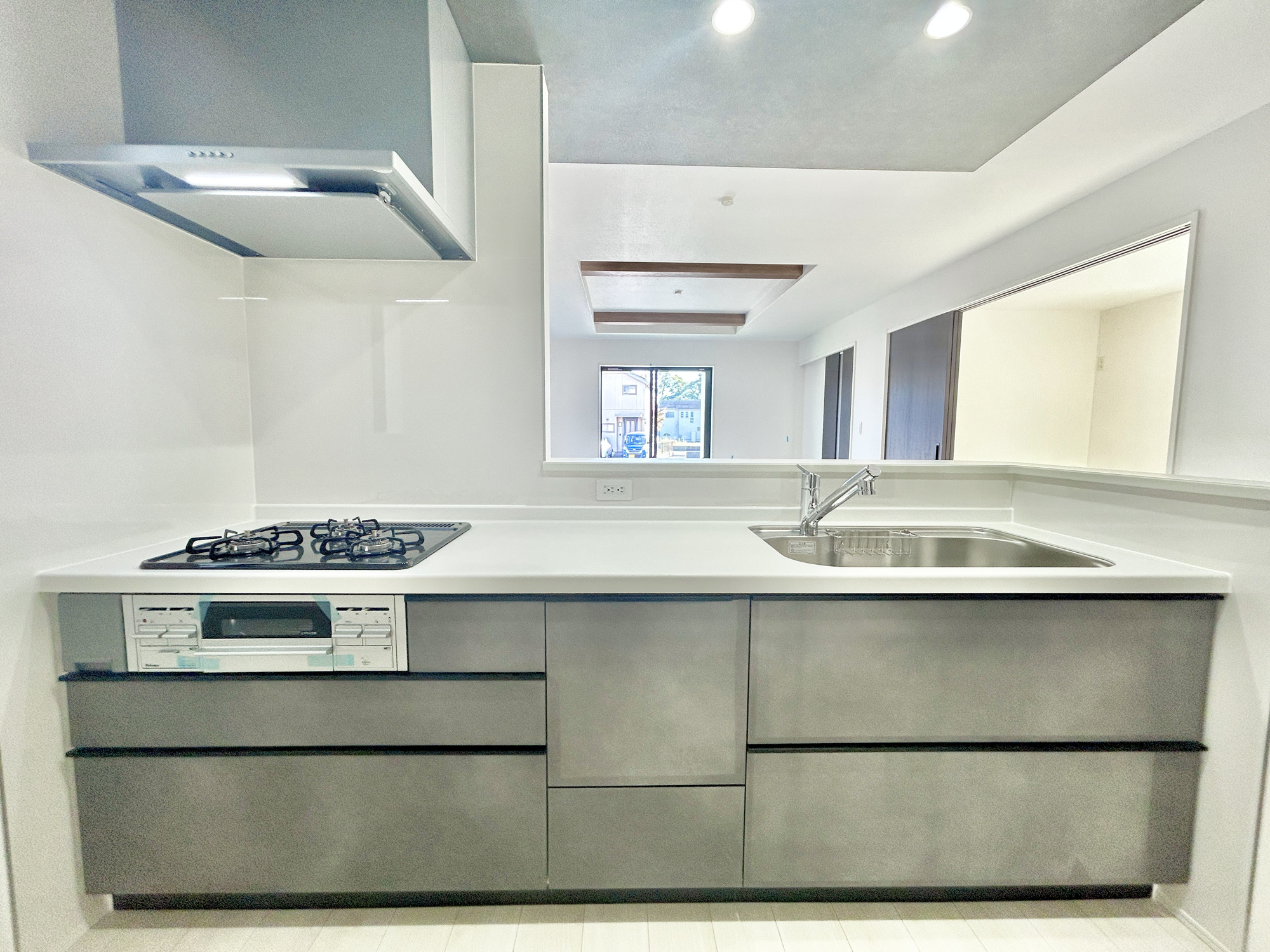 玉村町下新田3期　新築住宅全2棟のキッチン|収納が多いのでキッチンの上は常にきれいに保てます！！
お料理がしたくなるそんな嬉しい・楽しいキッチンです♪
