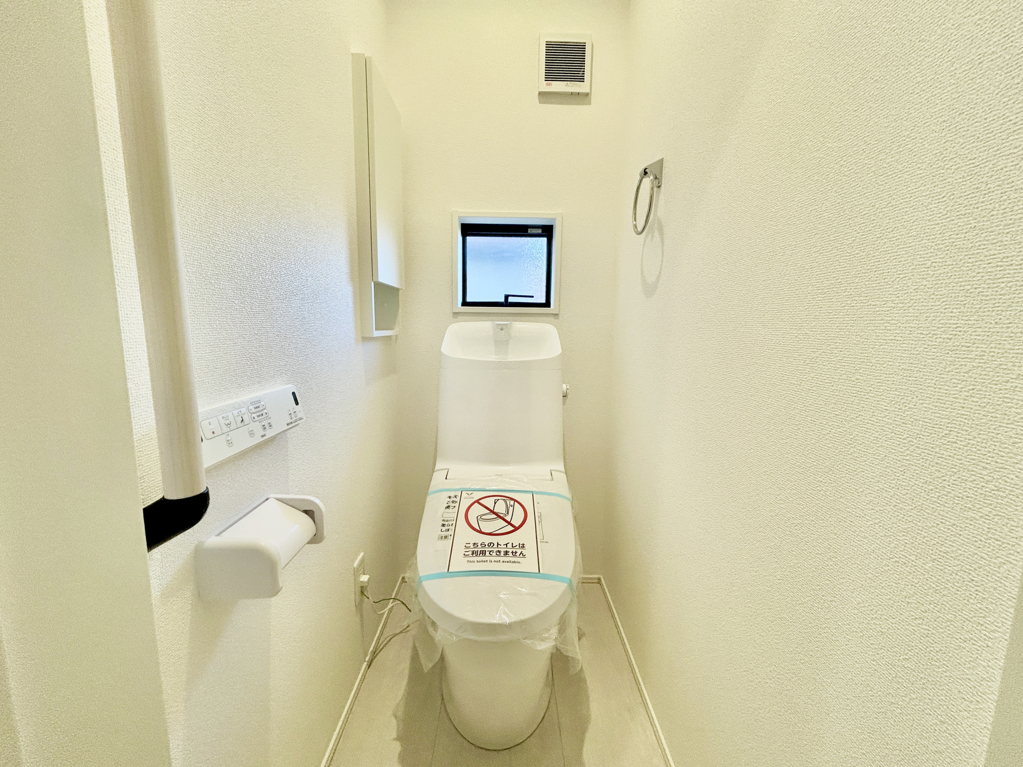 玉村町下新田3期　新築住宅全2棟のトイレ|節水性能の高いトイレはもちろんウォシュレット付き♪便器のフチがないタイプなので、お掃除もサッとひと拭きでOK！壁埋込型収納も付いており、スッキリ広々とご利用いただけます。