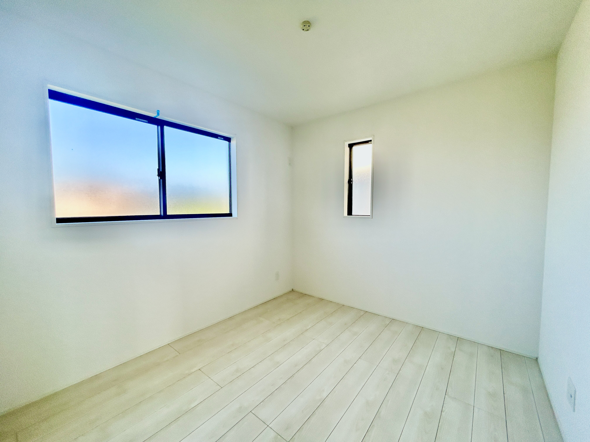 玉村町下新田3期　新築住宅全2棟の子供部屋|広々とした居住空間は日々の暮らしを彩り、心のやすらぎと満足感を与えてくれます。通風と採光を考慮した設計は子供たちはのびのび育ち、家族でくつろぎと団らんを生み出します。