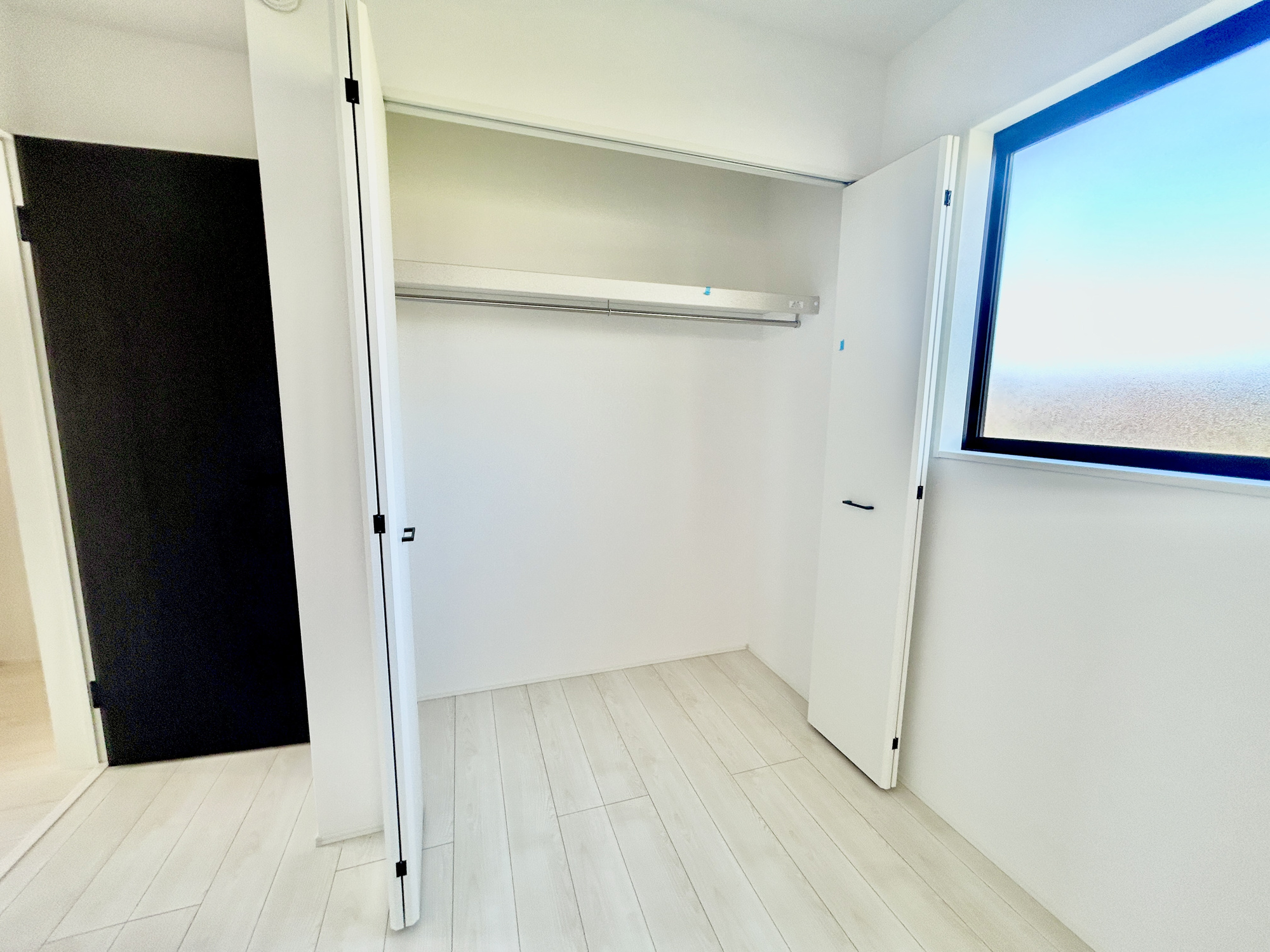 玉村町下新田3期　新築住宅全2棟の収納|枕棚とハンガーパイプが標準装備の機能的なクローゼットは、大切なお洋服をきれいな状態で収納できます！
また、収納ボックスなどを配置して使えば、多様な使い方が出来、収納の幅が広がります！