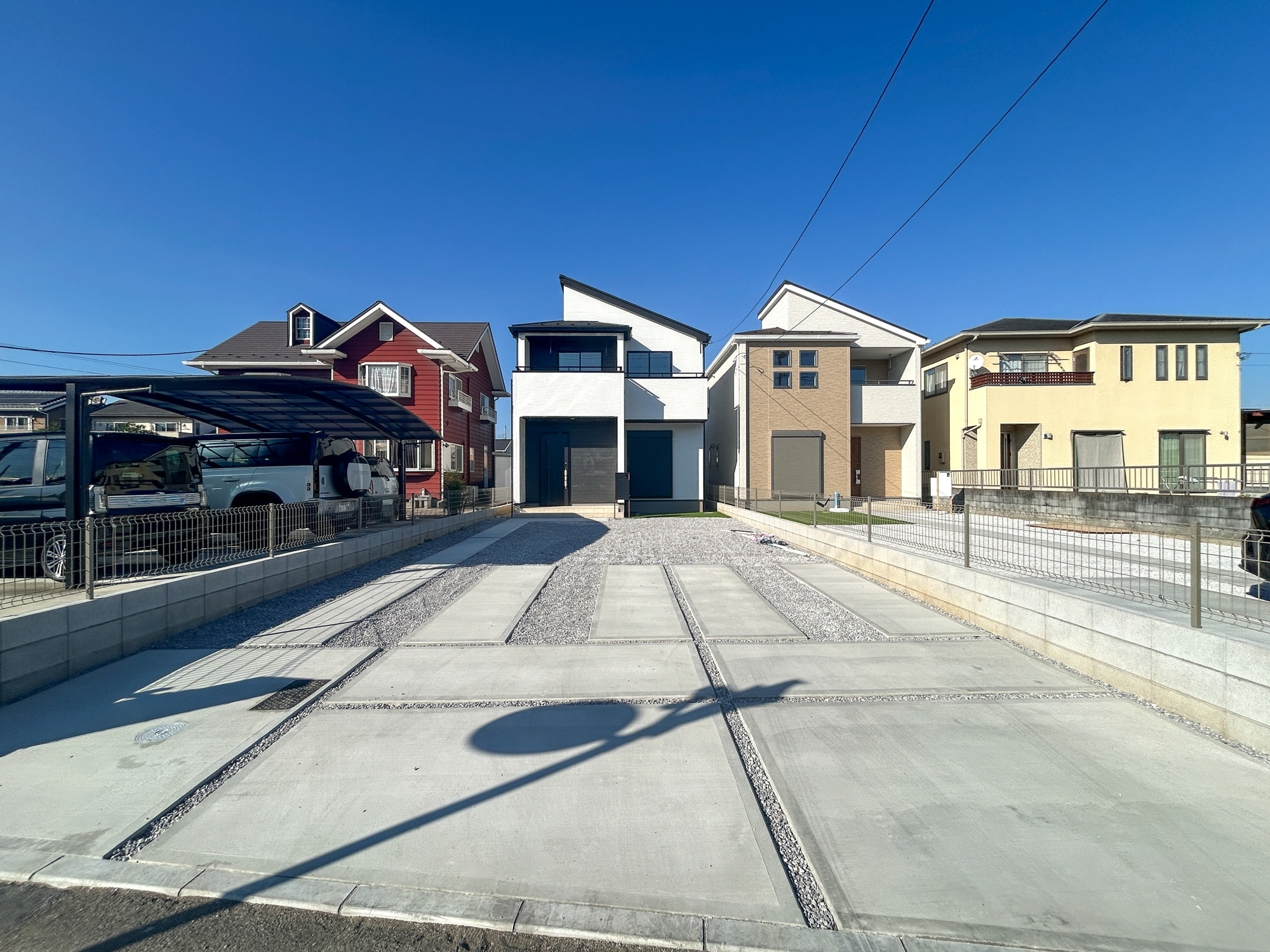 玉村町下新田3期　新築住宅全2棟の駐車場|車庫土間施工、駐車4台可能です(^^♪
