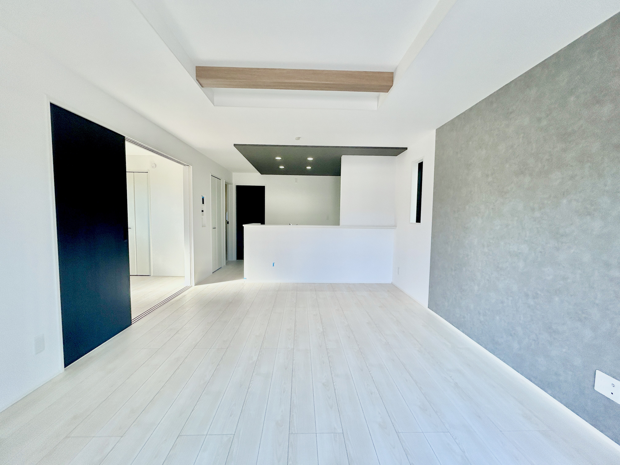 玉村町下新田3期　新築住宅全2棟の居間・リビング|南向きに大きく開いた窓からは、明るい陽射しが射し込みます。
爽やかな風が吹き抜ける心地良いリビングには、自然と家族が集まります。
