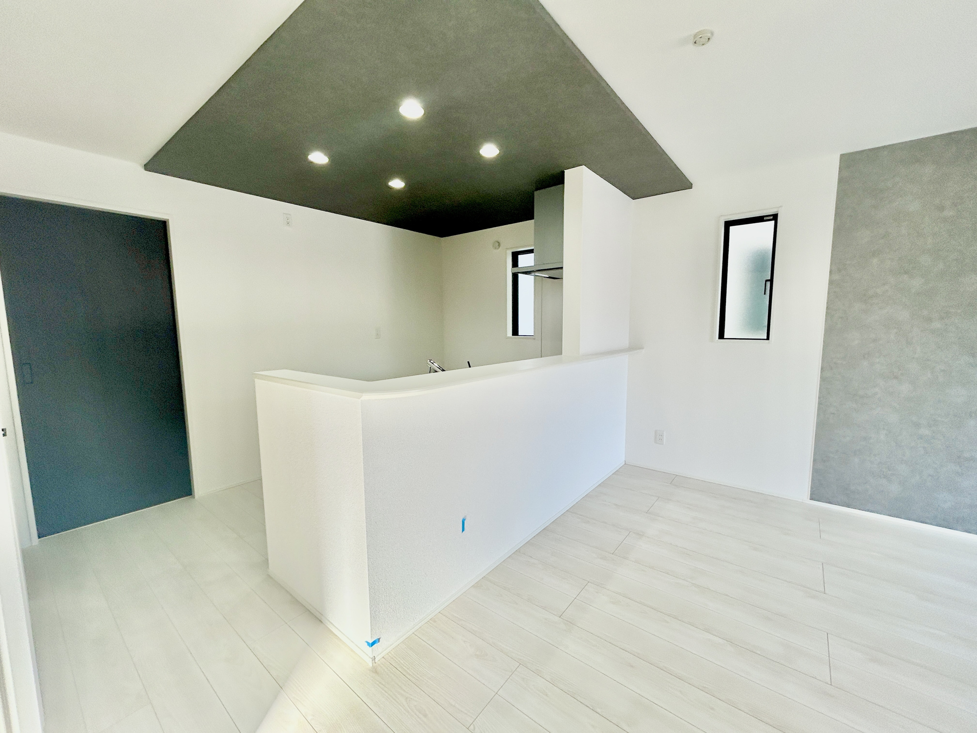 玉村町下新田3期　新築住宅全2棟のキッチン|ここにはみんなが集い、食事と楽しい会話が始まる。話に夢中になりすぎて、ついつい時を忘れてしまう。そんな束の間の幸せを感じさせてくれる場所。