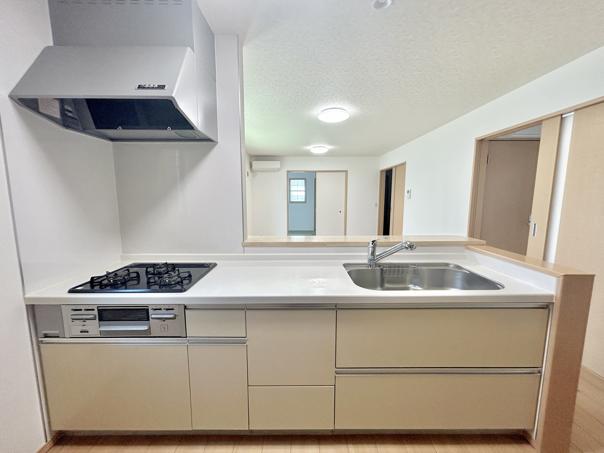 高崎市八千代町3丁目　中古住宅のキッチン|収納が多いのでキッチンの上は常にきれいに保てます！！
お料理がしたくなるそんな嬉しい・楽しいキッチンです♪