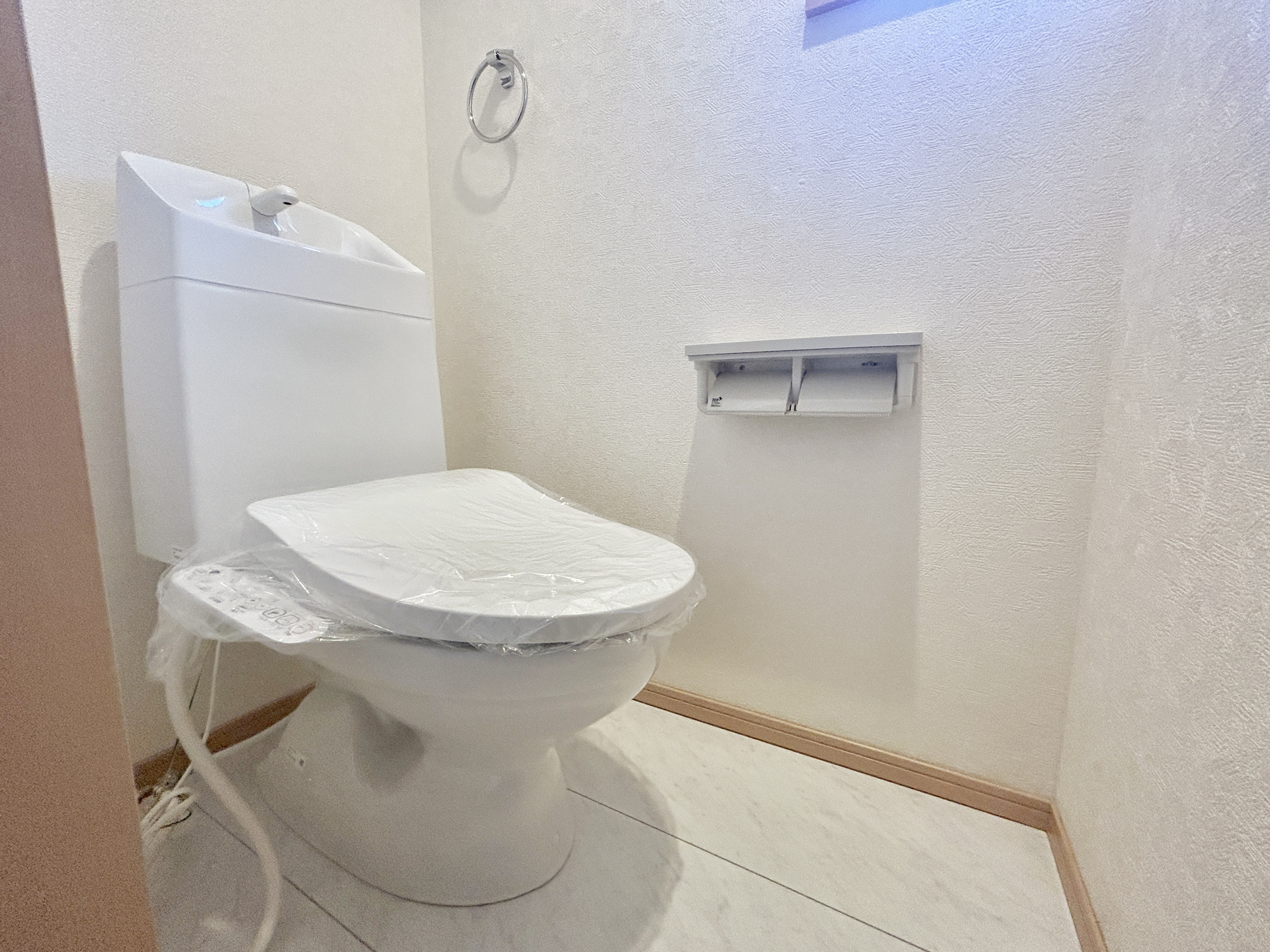 高崎市八千代町3丁目　中古住宅のトイレ|節水型でエコなトイレには、今では当たり前の洗浄付き。便座を温める機能もついていて、居心地良くてトイレから出られなくなるかも！換気用に換気扇はもちろん、窓も着いているので常に快適ですね♪