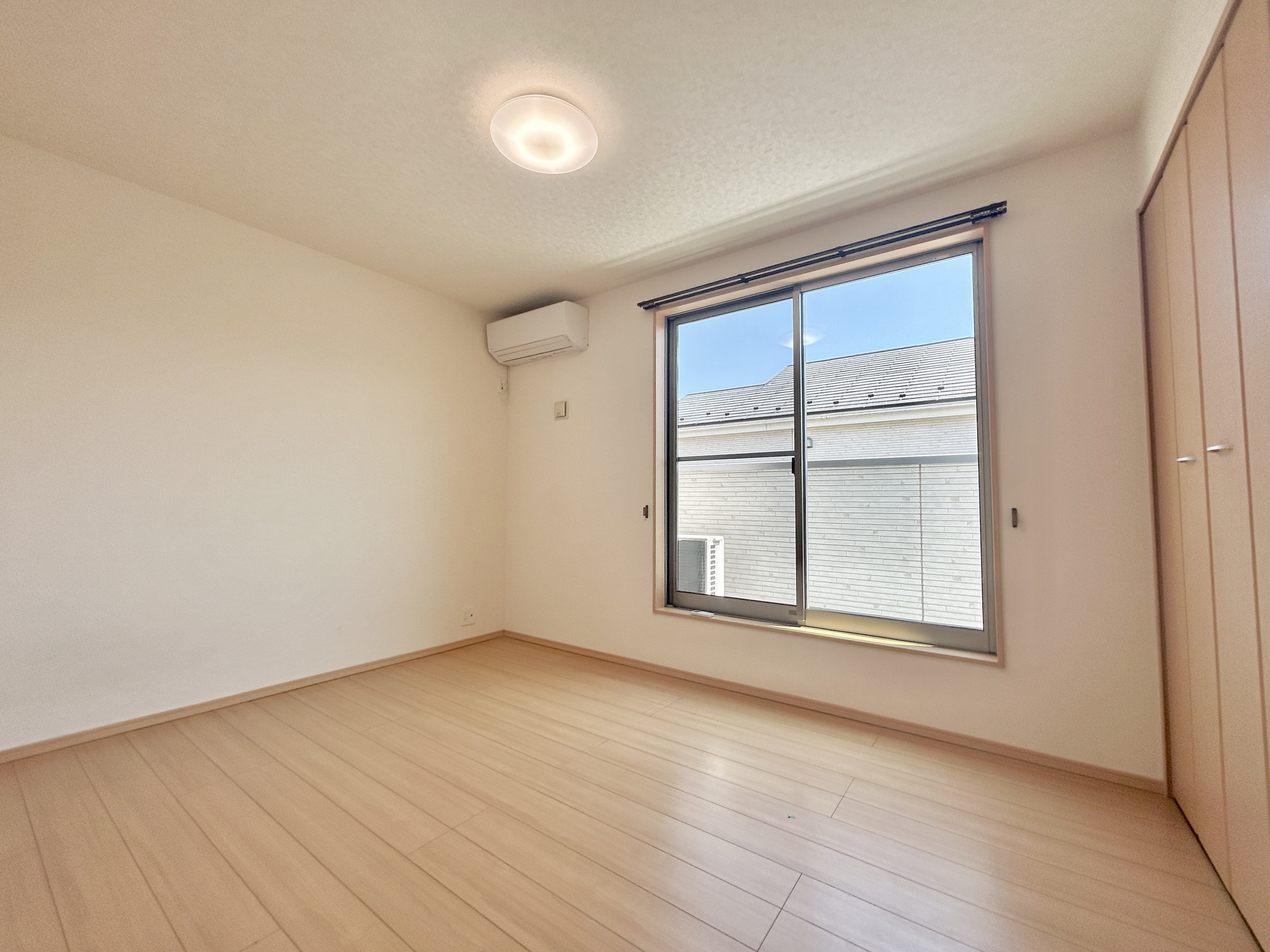 高崎市八千代町3丁目　中古住宅の洋室|木目のフローリングが暖かみのある室内に。明るい寝室で心地のいい朝を迎えられそう。