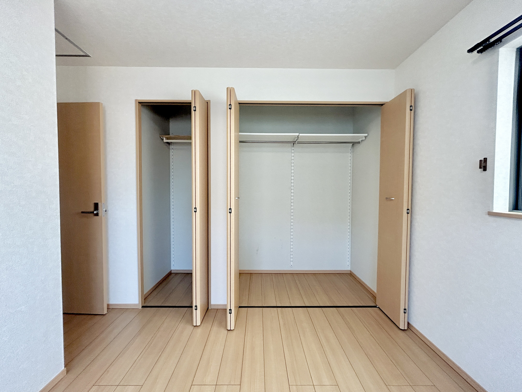 高崎市八千代町3丁目　中古住宅の収納|枕棚とハンガーパイプが標準装備の機能的なクローゼットは、大切なお洋服をきれいな状態で収納できます！
また、収納ボックスなどを配置して使えば、多様な使い方が出来、収納の幅が広がります！