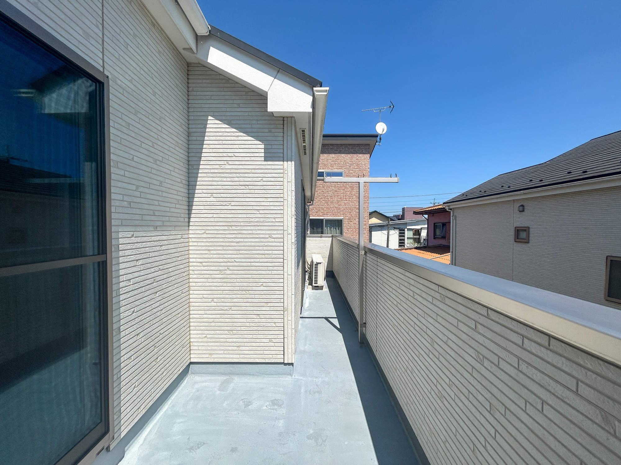 高崎市八千代町3丁目　中古住宅のバルコニー|開放的なバルコニーは見晴らしもよく、太陽の温かな温もりをめいっぱい受け止めてくれます。太陽の光と爽やかな風を受けたお洗濯物はあっという間に乾き、取りこむ時には太陽の匂いを感じられそうですね。