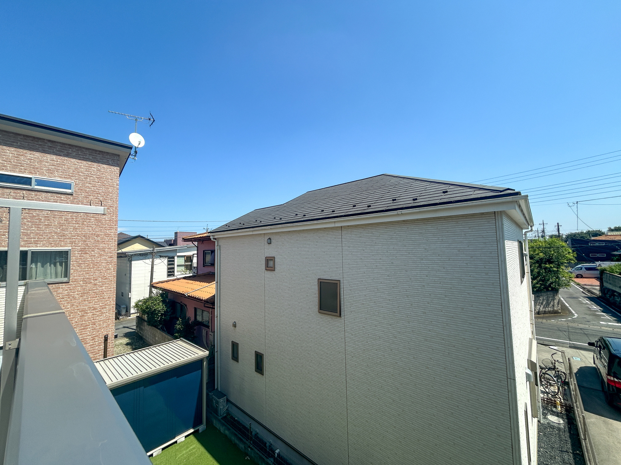 高崎市八千代町3丁目　中古住宅の展望|低層の一戸建てを中心とした街並みが整然と続き、周辺は高い建物が建っていないので、採光や開放性に恵まれ、空が広く緑の多い閑静な趣を感じる環境です。