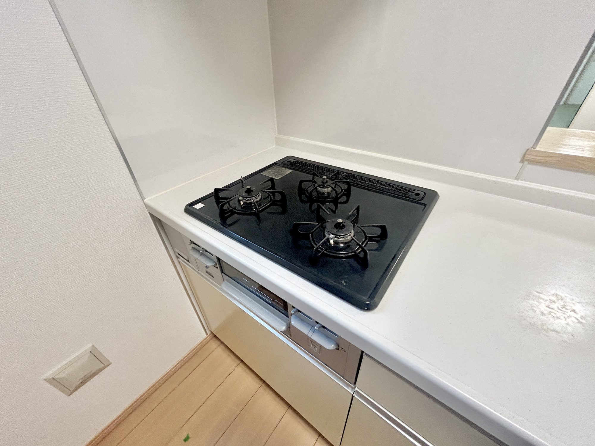 高崎市八千代町3丁目　中古住宅の設備|3口のコンロで左右のコンロで調理中に煮物の温め直しが出来る、湯沸かしや炊飯などがしやすいなどとても便利です♪