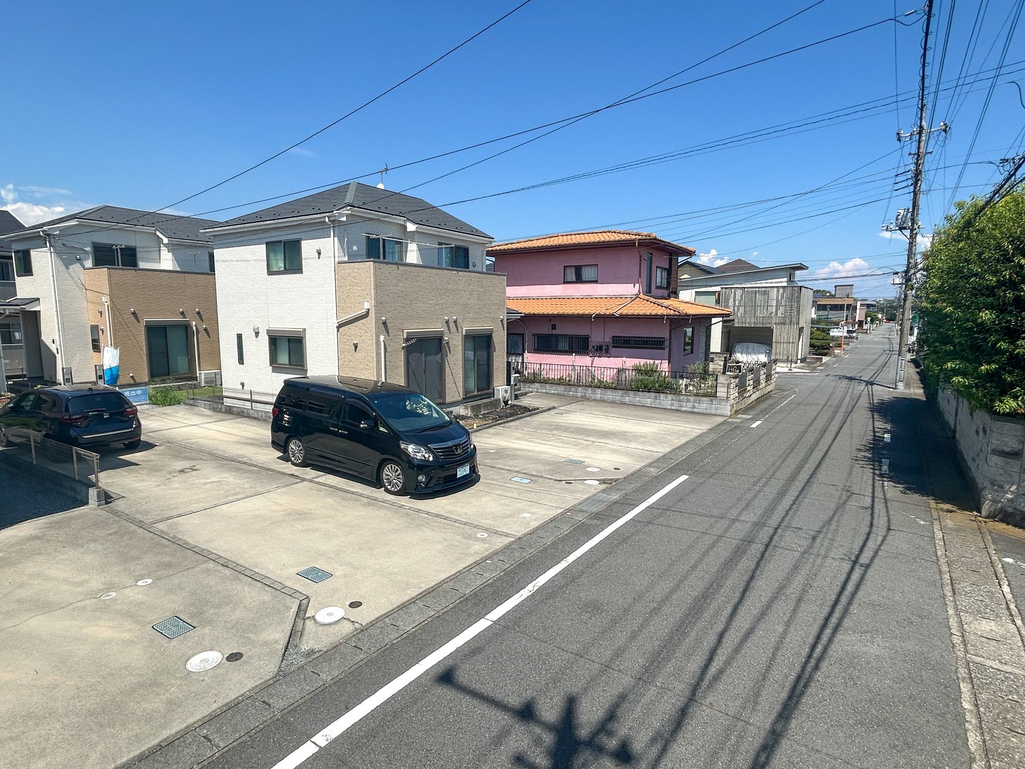 高崎市八千代町3丁目　中古住宅の前面道路含む現地写真|低層の一戸建てを中心とした街並みが整然と続き、周辺は高い建物が建っていないので、採光や開放性に恵まれ、空が広く緑の多い閑静な趣を感じる環境です。

