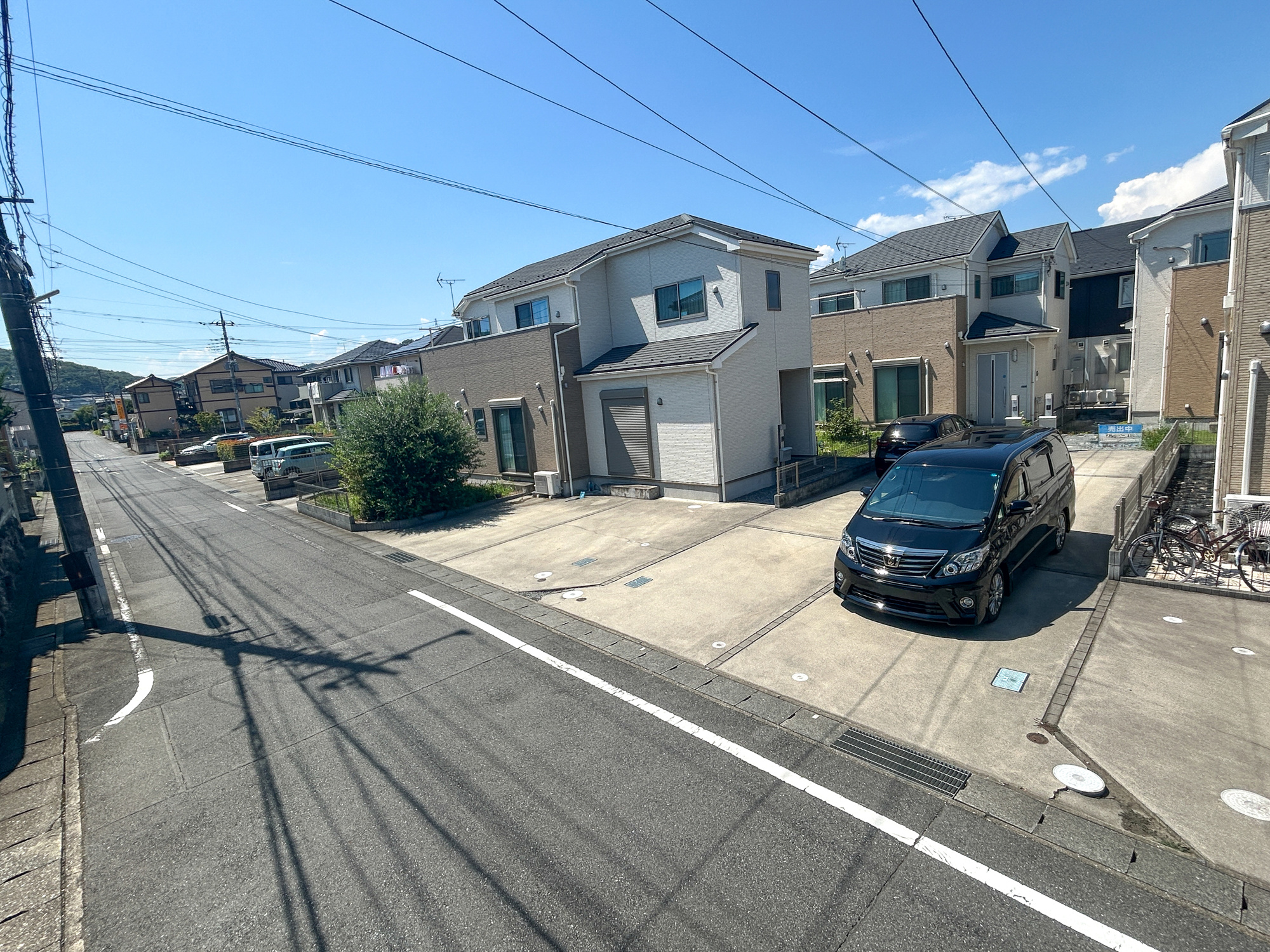 高崎市八千代町3丁目　中古住宅の前面道路含む現地写真|閑静な住宅地で子育て家族にピッタリ。毎日のお散歩も快適な緑に恵まれたエリアで、自然に包まれた穏やかな暮らしを実現するための、ゆとりある住環境が整っています。

